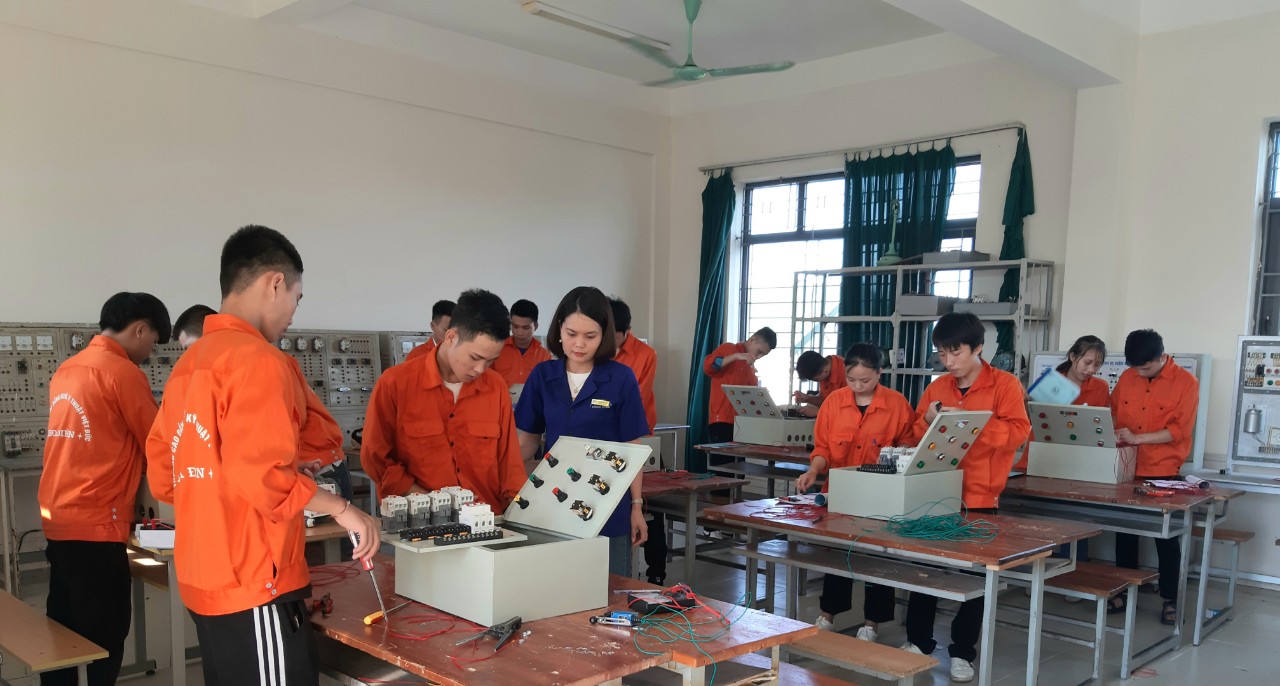 Cô giáo Th.S Ngô Thị Hạnh hướng dẫn sinh viên thực hành mô đun Trang Bị Điện