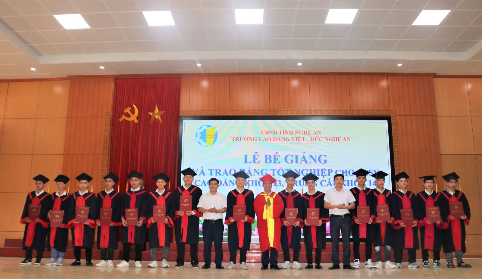 http://www.cdvdna.edu.vn/resources/images/TR%E1%BB%8ANH%20H%C6%AF%E1%BB%9CNG/z3531575079088_d51b42f73bbd984d71d505f300fbb8fb.jpg