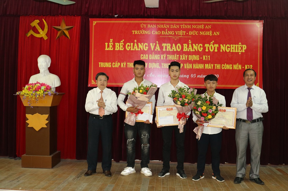 Trường Cao đẳng Việt - Đức Nghệ An tổ chức Lế Bế giảng và trao bằng tốt nghiệp CĐ Xây dựng K11 và Trung cấp Xây dựng, TC Vận hành máy K12