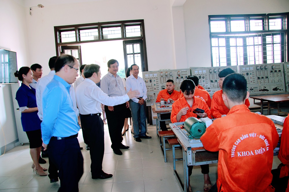 Bài Tham luận tại Đại hội Đảng bộ Nhà trường: Chiến lược về công tác tuyển sinh của Nhà trường đến năm 2025