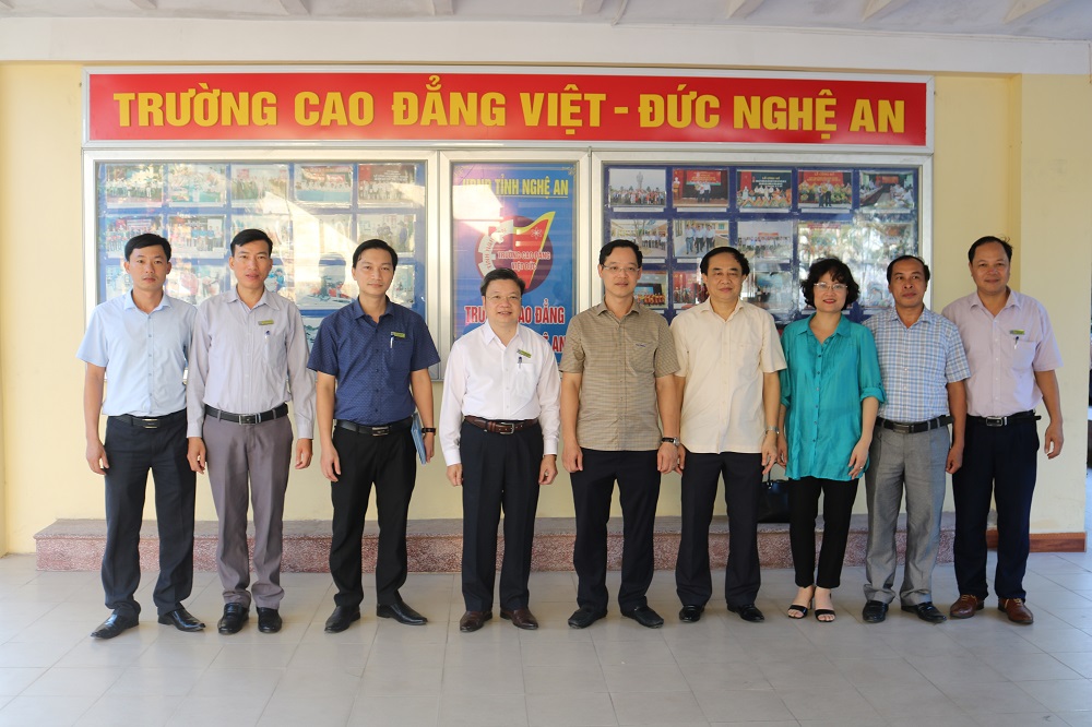 Đoàn công tác của Tổng cục Giáo dục giáo dục nghề nghiệp đến thăm và làm việc với Trường Cao đẳng Việt - Đức Nghệ An
