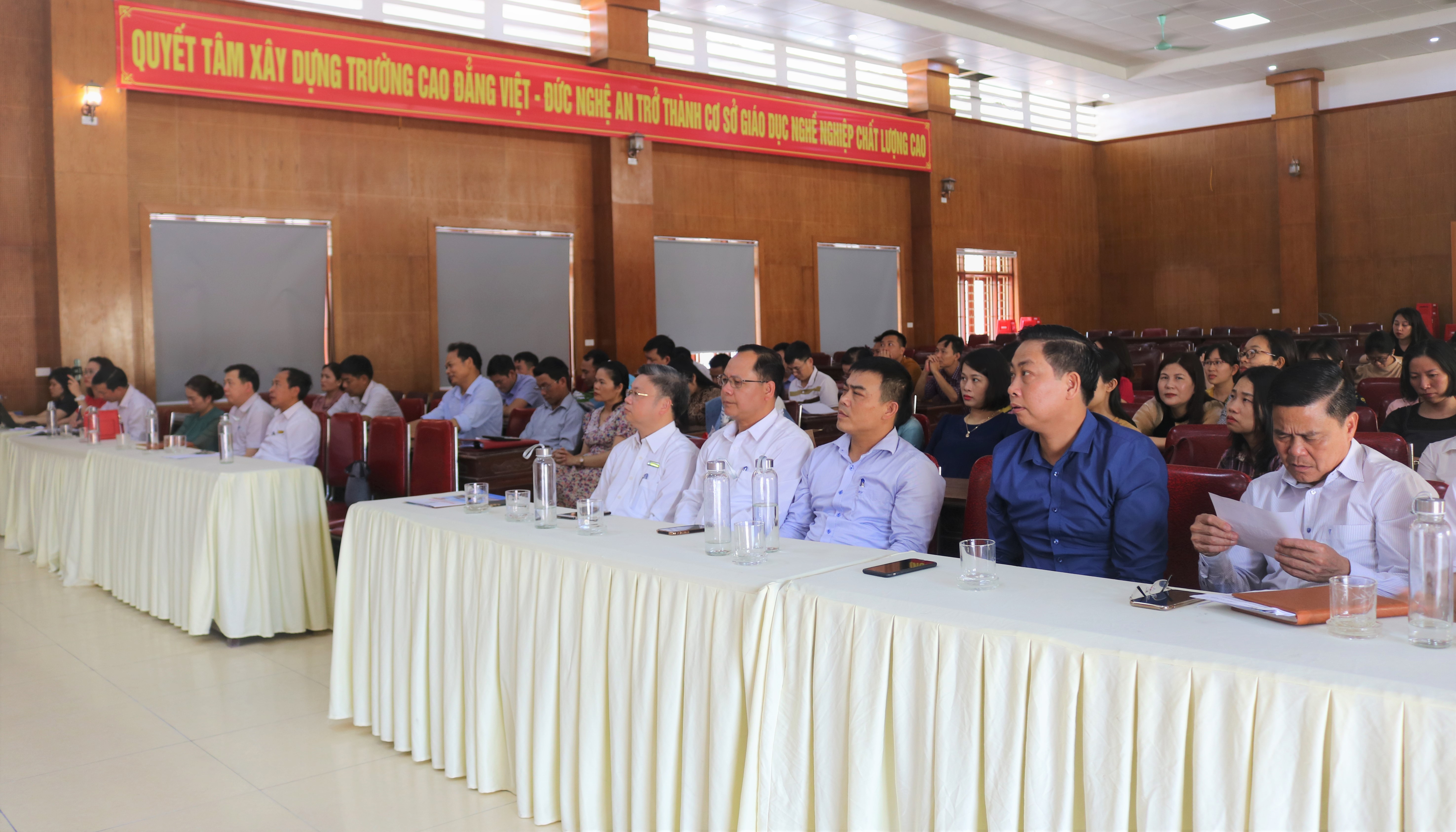 Chiều ngày 12/04/2021, Trường Cao đẳng Việt - Đức Nghệ An đã tổ chức Hội nghị học tập,quán triệt Nghị quyết Đại hội đại biểu toàn quốc lần thứ XIII của Đảng.