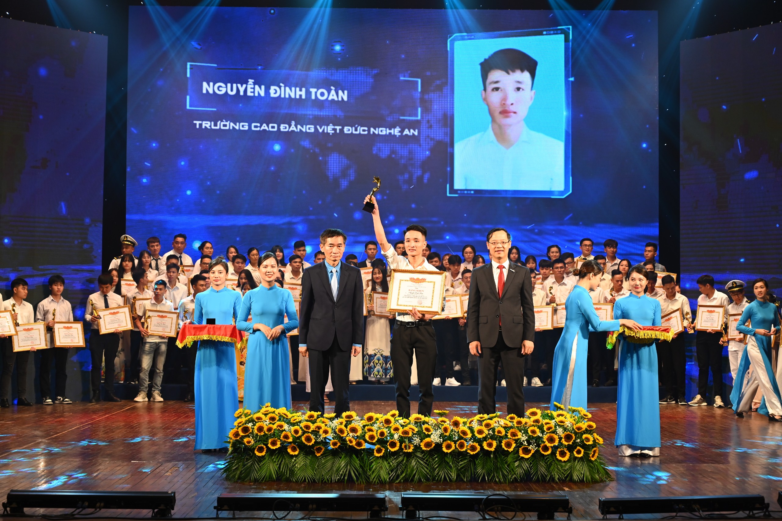 Sinh viên Trường Cao đẳng Việt – Đức Nghệ An được tuyên dương sinh viên giáo dục nghề nghiệp xuất sắc năm 2022
