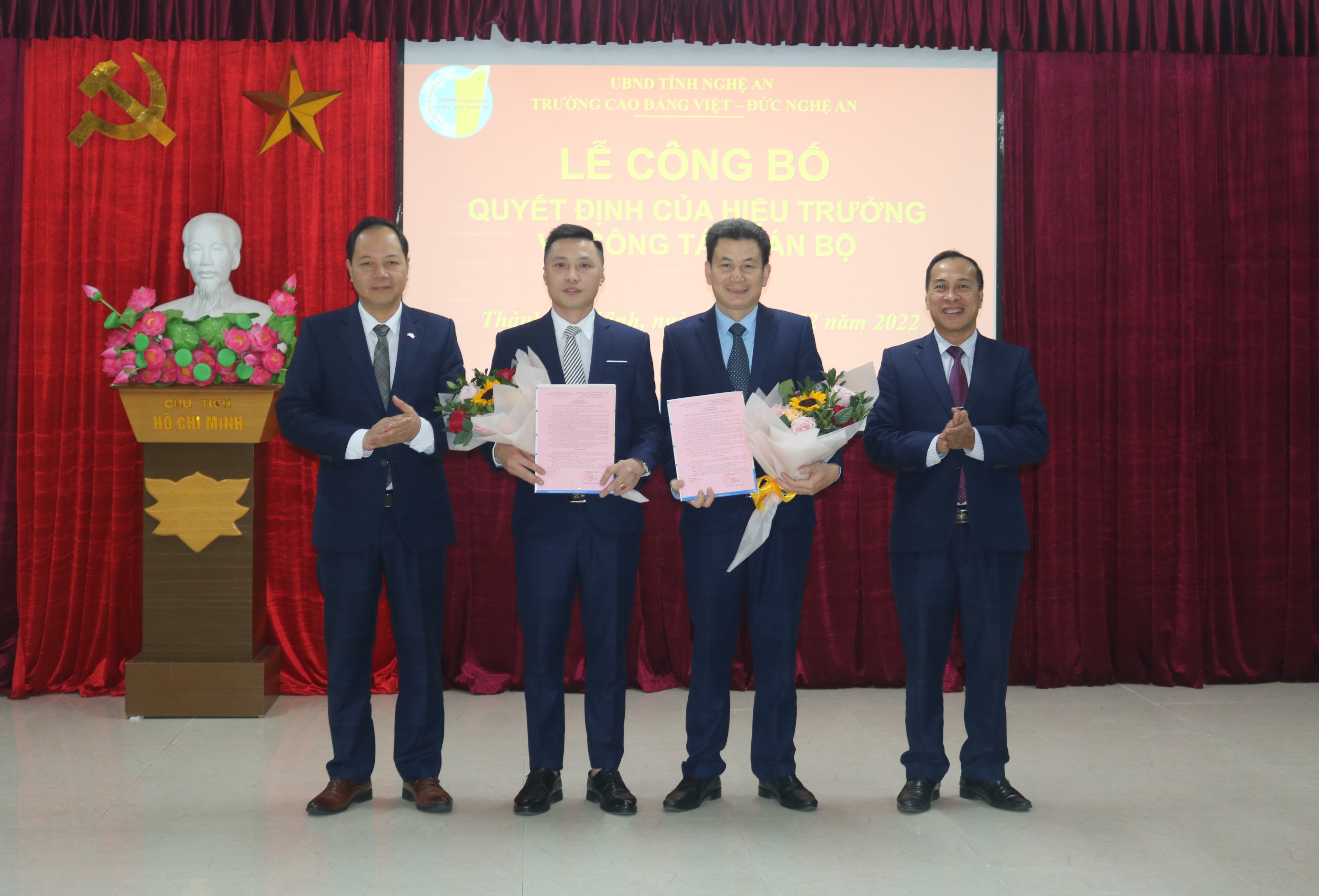 Trường Cao đẳng Việt – Đức Nghệ An công bố và trao quyết định của Hiệu trưởng về công tác cán bộ