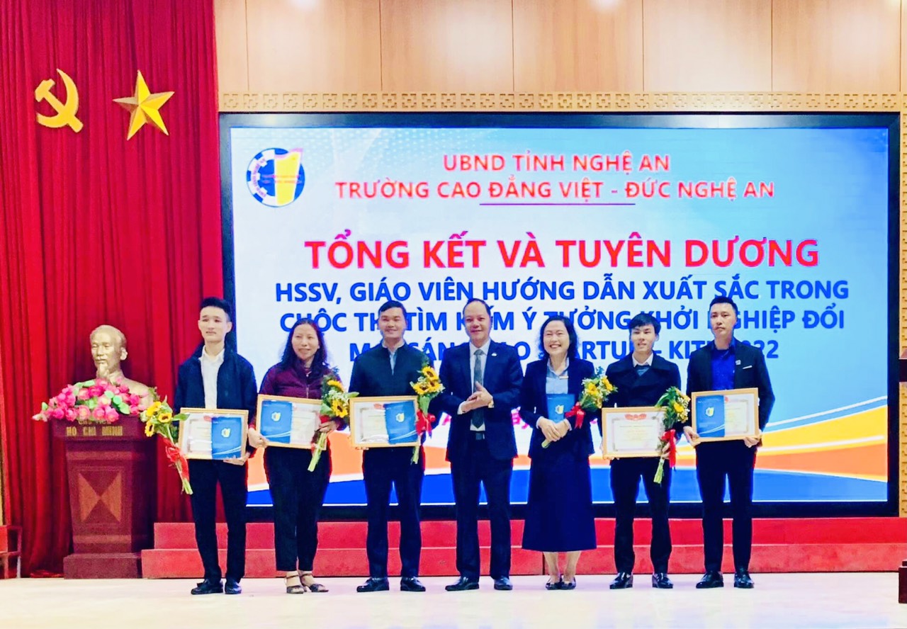 Trường Cao đẳng Việt - Đức Nghệ An tổ chức Hội nghị công tác học sinh, sinh viên tháng 12  và Tổng kết tuyên dương các nhóm dự án, giáo viên hướng dẫn dự án khởi nghiệp đạt giải năm 2022 