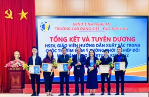 Trường Cao đẳng Việt - Đức Nghệ An tổ chức Hội nghị công tác học sinh, sinh viên tháng 12  và Tổng kết tuyên dương các nhóm dự án, giáo viên hướng dẫn dự án khởi nghiệp đạt giải năm 2022 