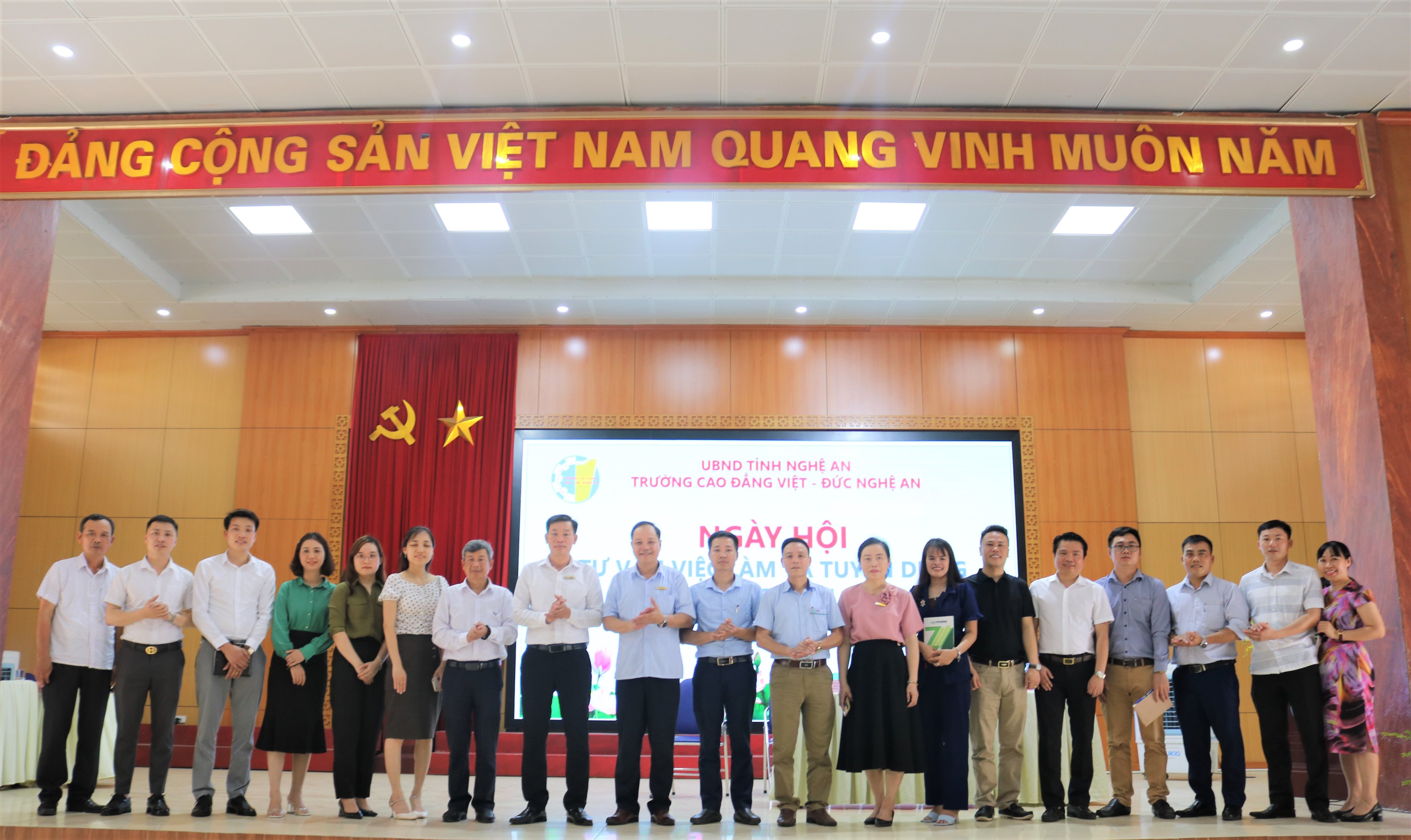 Hơn 15 doanh nghiệp sẵn sàng tuyển dụng sinh viên Trường Cao đẳng Việt – Đức Nghệ An tại Ngày hội Tư vấn việc làm năm 2022