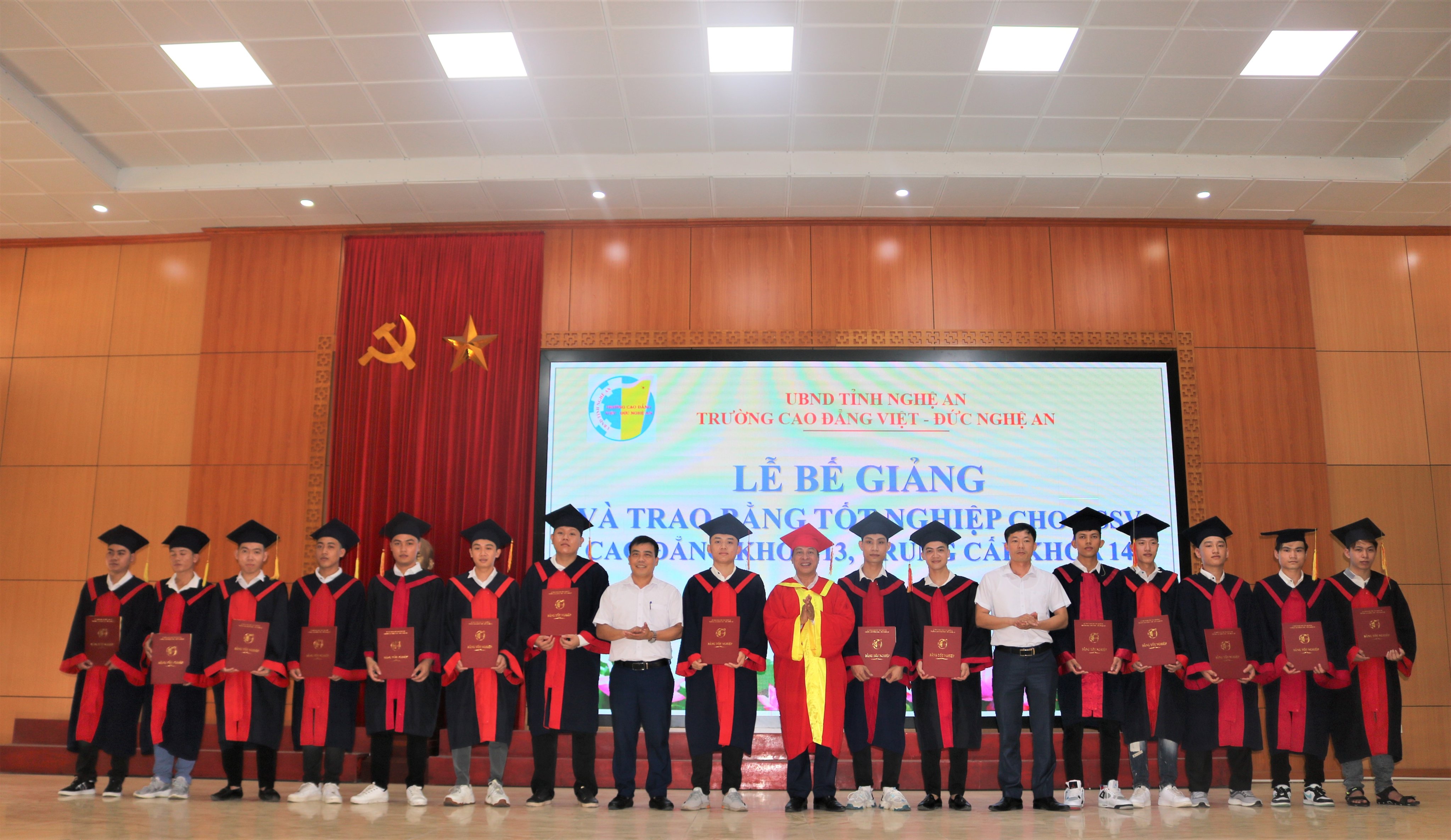 Trường Cao đẳng Việt – Đức Nghệ An tổ chức Lễ Bế giảng và trao bằng tốt nghiệp cho sinh viên Cao đẳng Khóa 13 và học sinh Trung cấp Khóa 14