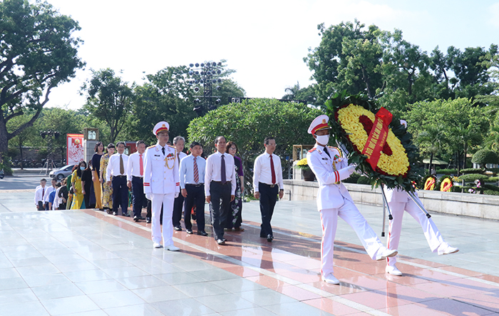 Đoàn đại biểu Tổng cục Giáo dục nghề nghiệp dâng hoa tưởng niệm các Anh hùng liệt sĩ, viếng Chủ tịch Hồ Chí Minh