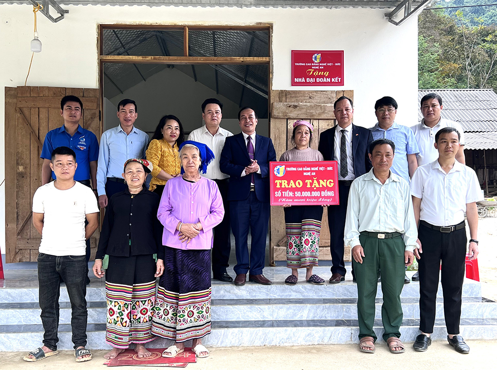 Trường Cao đẳng Việt – Đức Nghệ An trao Nhà Tình nghĩa cho hộ nghèo và tặng quà cho học sinh Trường THCS Cắm Muộn, huyện Quế Phong