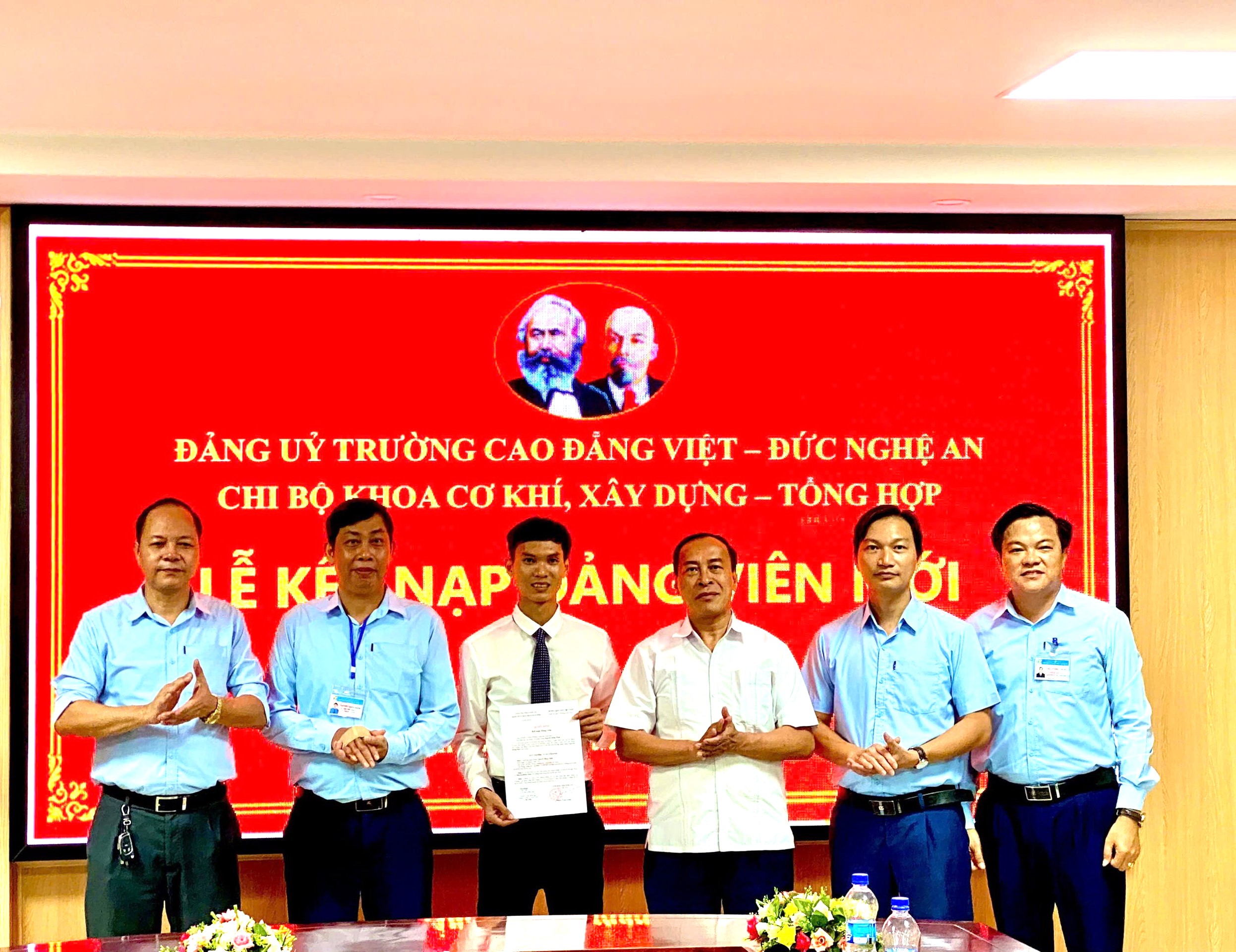 Lễ kết nạp Đảng viên mới – Chi bộ Khoa Cơ khí, Xây dựng – Tổng hợp, Trường Cao đẳng Việt – Đức Nghệ An