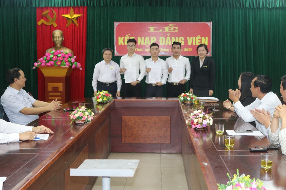 Thêm 3 quần chúng là học sinh sinh viên được kêt nạp Đảng tại trường