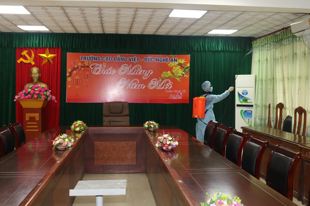 Phun thuốc khử trùng các khu vực của trường, phòng chống dịch bệnh viêm đường hô hấp cấp do chủng mới của Virus Corona gây ra