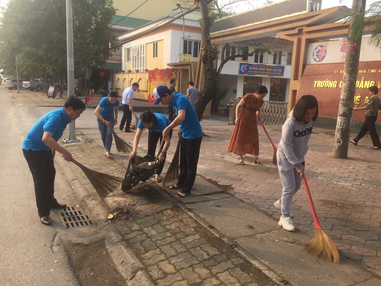 Ngày Chủ nhật xanh của Công đoàn Trường Cao đẳng Việt - Đức Nghệ An: Chung tay vì một môi trường Xanh - Sach - Đẹp!