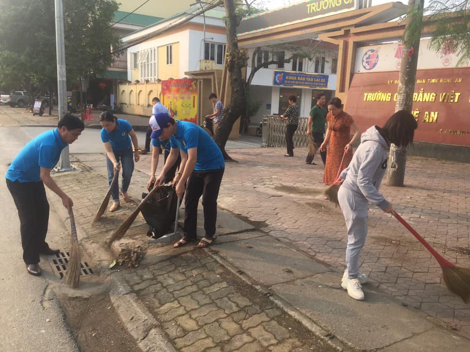 Ngày Chủ nhật xanh của Công đoàn Trường Cao đẳng Việt - Đức Nghệ An: Chung tay vì một môi trường Xanh - Sach - Đẹp!