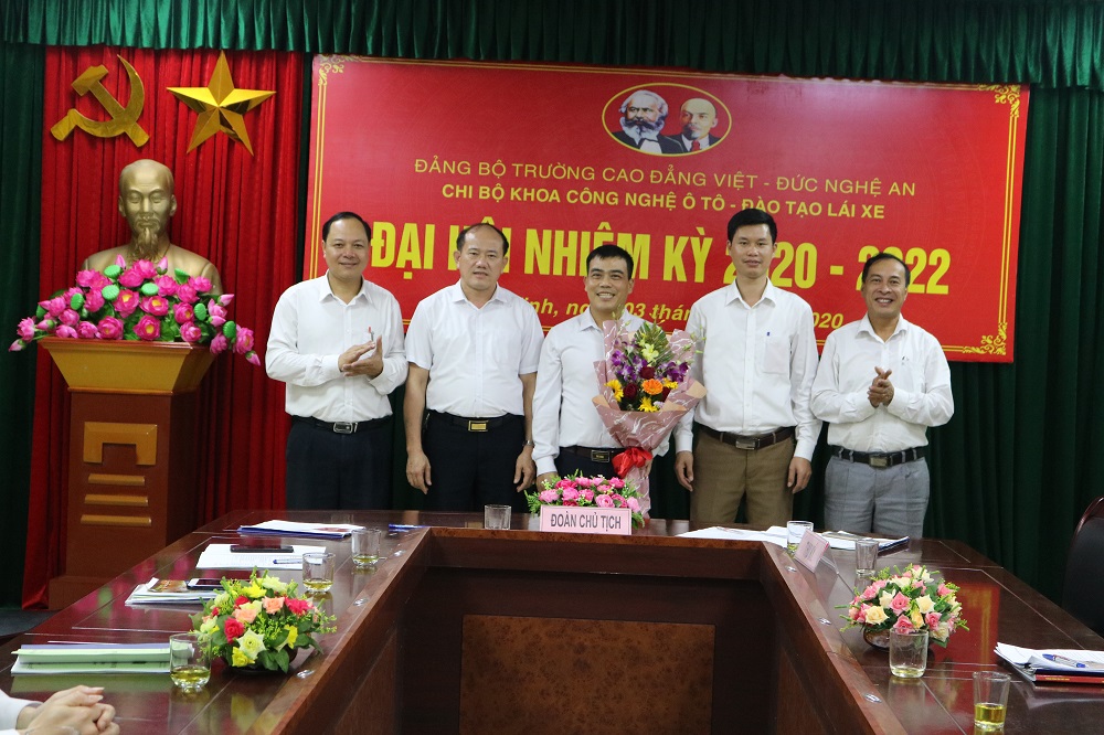 Chi bộ Khoa Công nghệ ô tô-Đào tạo lái xe long trọng tổ chức đại hội nhiệm kỳ 2020 - 2022