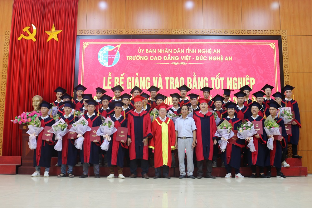 Lễ Bế giảng và trao bằng tốt nghiệp Cao đẳng Khóa 11 và Trung cấp Khóa 12, đợt II năm học 2019 - 2020