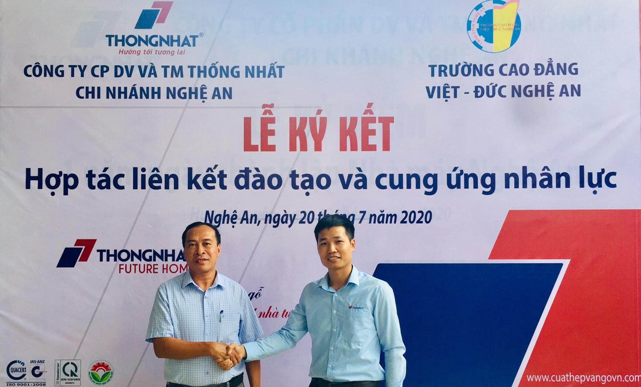 Lễ ký kết hợp tác đào tạo và cung ứng nhân lực với Công ty Cổ phần Dịch vụ và Thương mại Thống Nhất chi nhánh Nghệ An