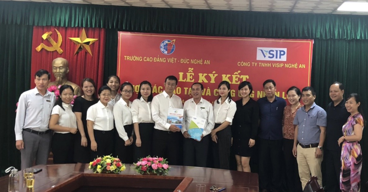 Lễ ký kết hợp tác đào tạo và cung ứng nhân lực với Công ty TNHH VISIP Nghệ An