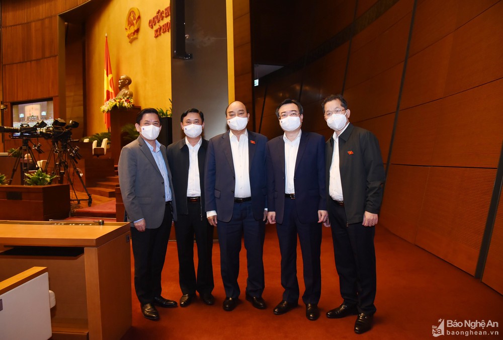 Hình ảnh hoạt động Đoàn đại biểu Quốc hội khóa XV tỉnh Nghệ An tại phiên chất vấn Kỳ họp thứ 2