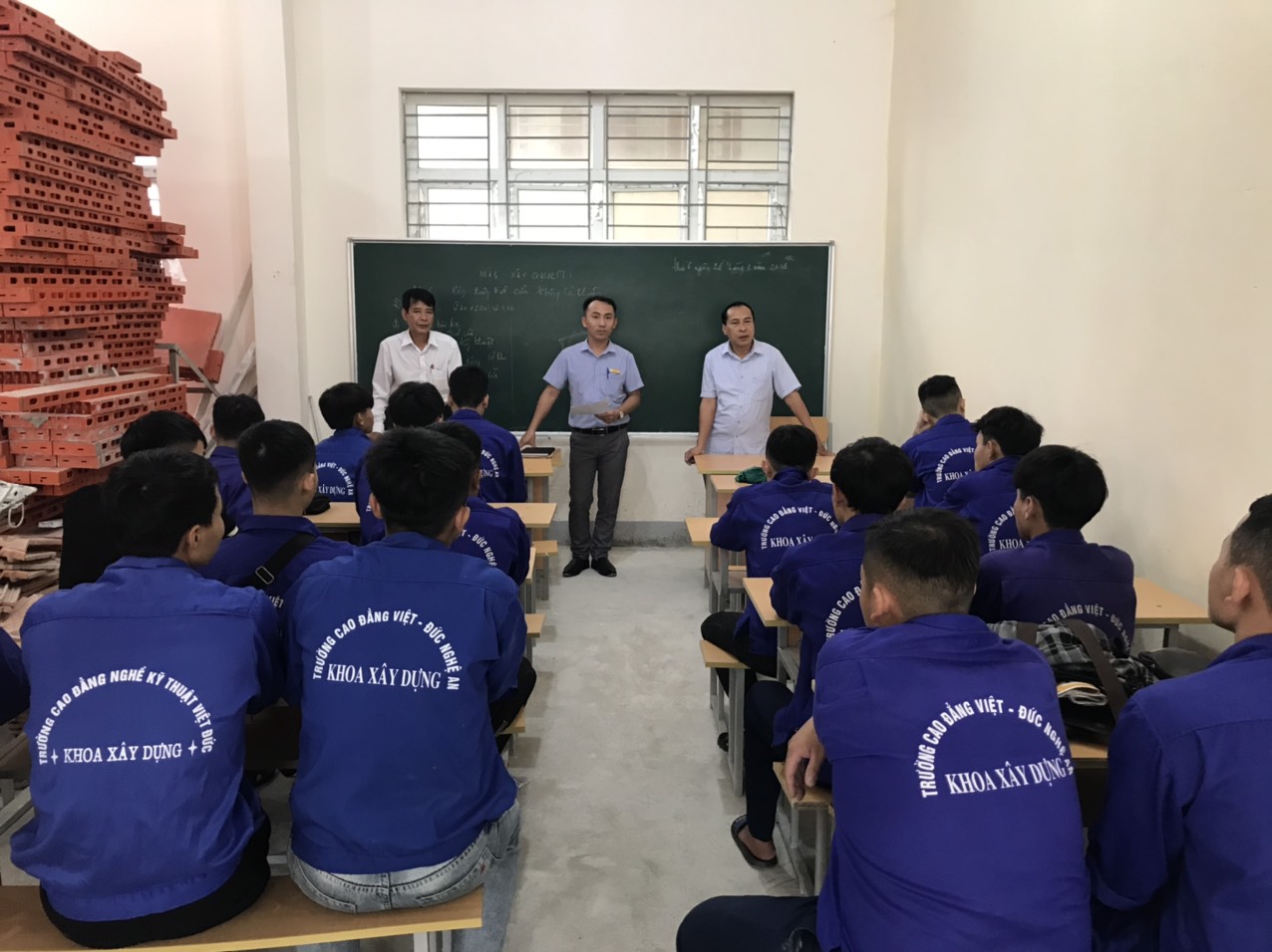 Trường Cao đẳng Việt - Đức Nghệ An tổ chức kỳ thi tốt nghiệp Cao đẳng Xây dựng khóa 12 và Trung cấp nghề Vận hành máy thi công nền khóa 13, Cấp thoát nước khóa 13.
