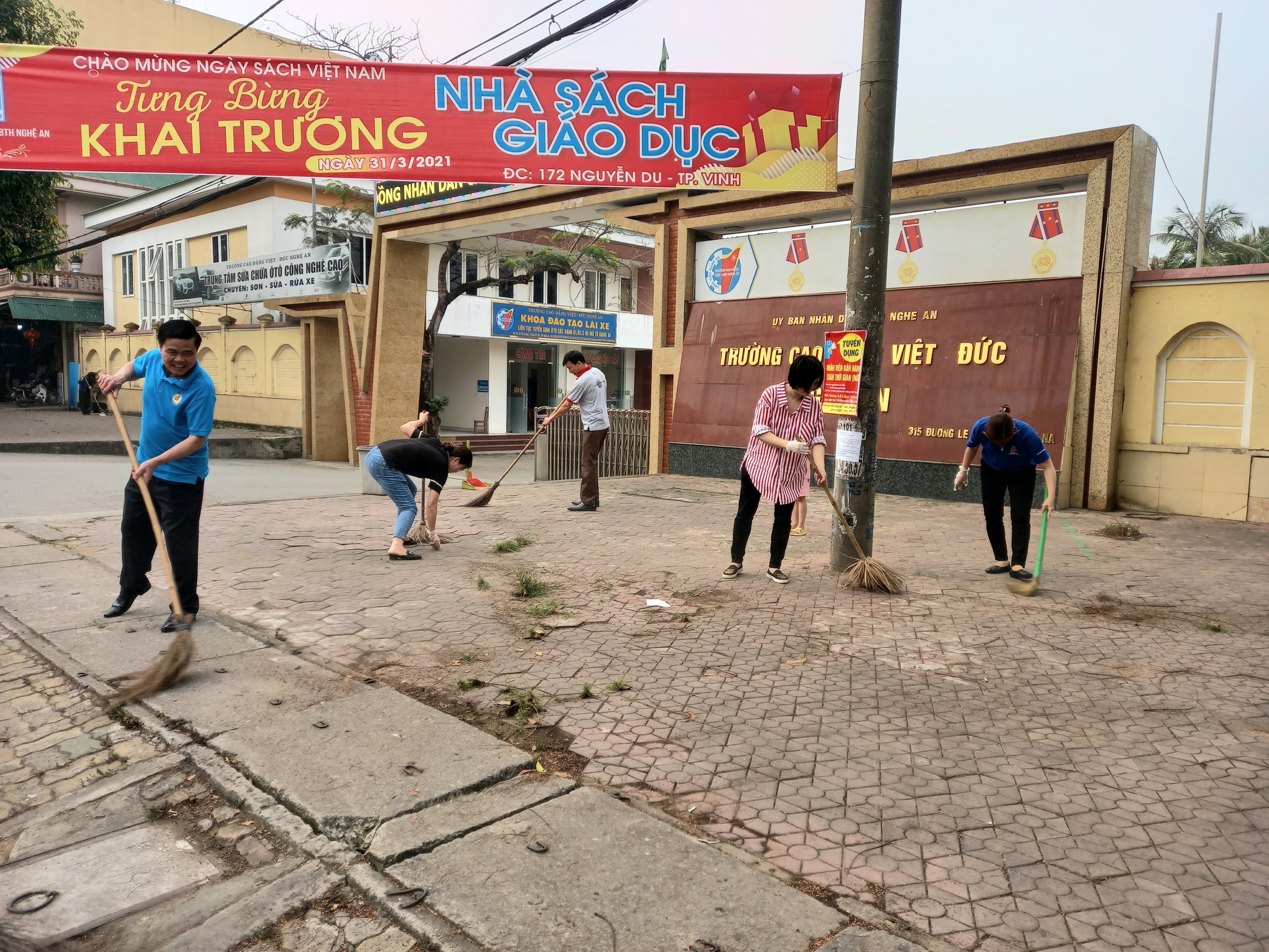 Công đoàn Phòng Tổ chức - Kế hoạch, Trường CĐ Việt - Đức Nghệ An tổ chức hoạt động ngày Chủ nhật xanh tháng 4-2021