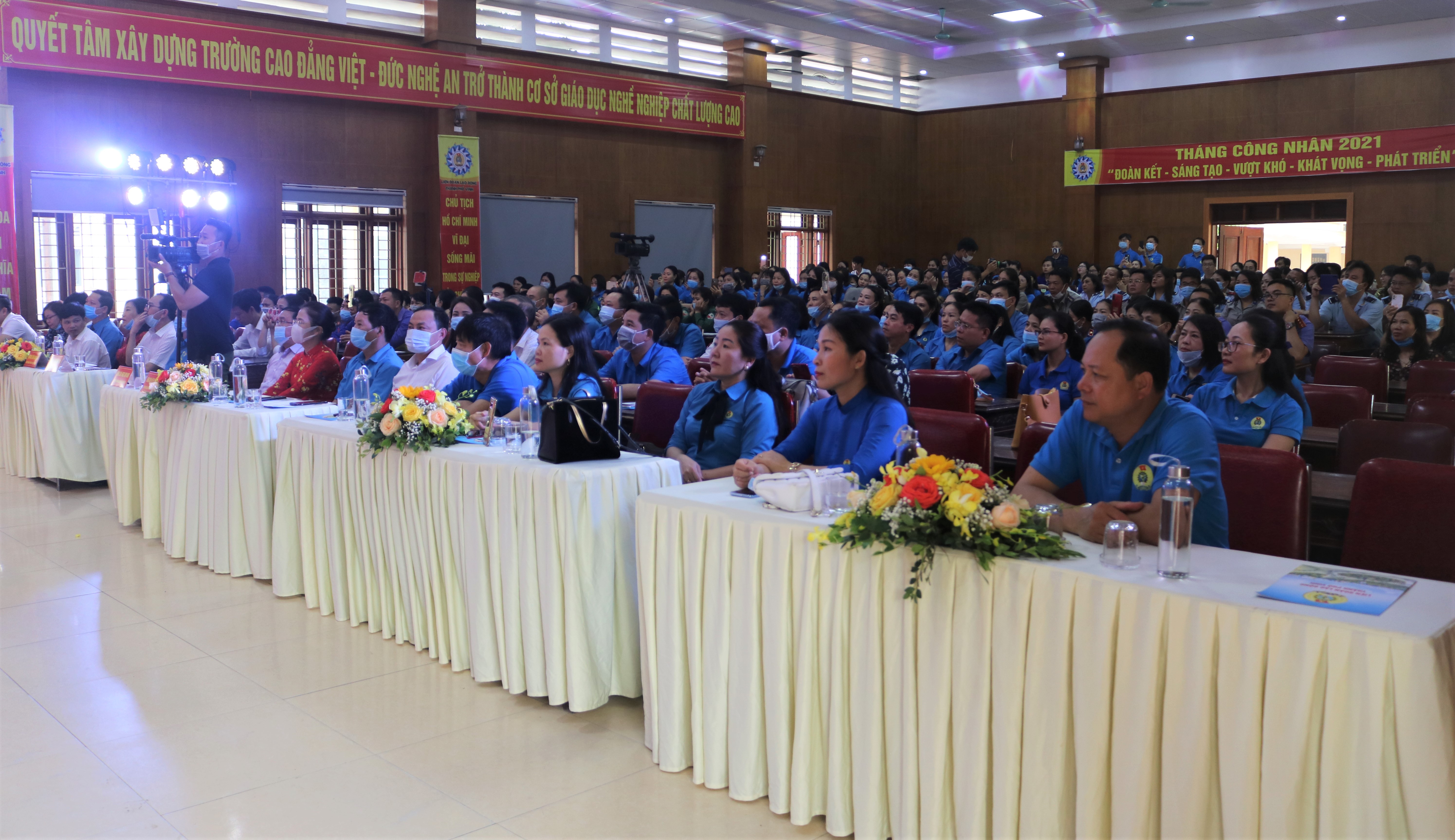 LIÊN ĐOÀN LAO ĐỘNG TP. VINH TỔ CHỨC KỶ NIỆM 135 NĂM NGÀY QUỐC TẾ LAO ĐỘNG VÀ PHÁT ĐỘNG THÁNG CÔNG NHÂN, RA MẮT TRANG THÔNG TIN ĐIỆN TỬ CÔNG ĐOÀN TỈNH