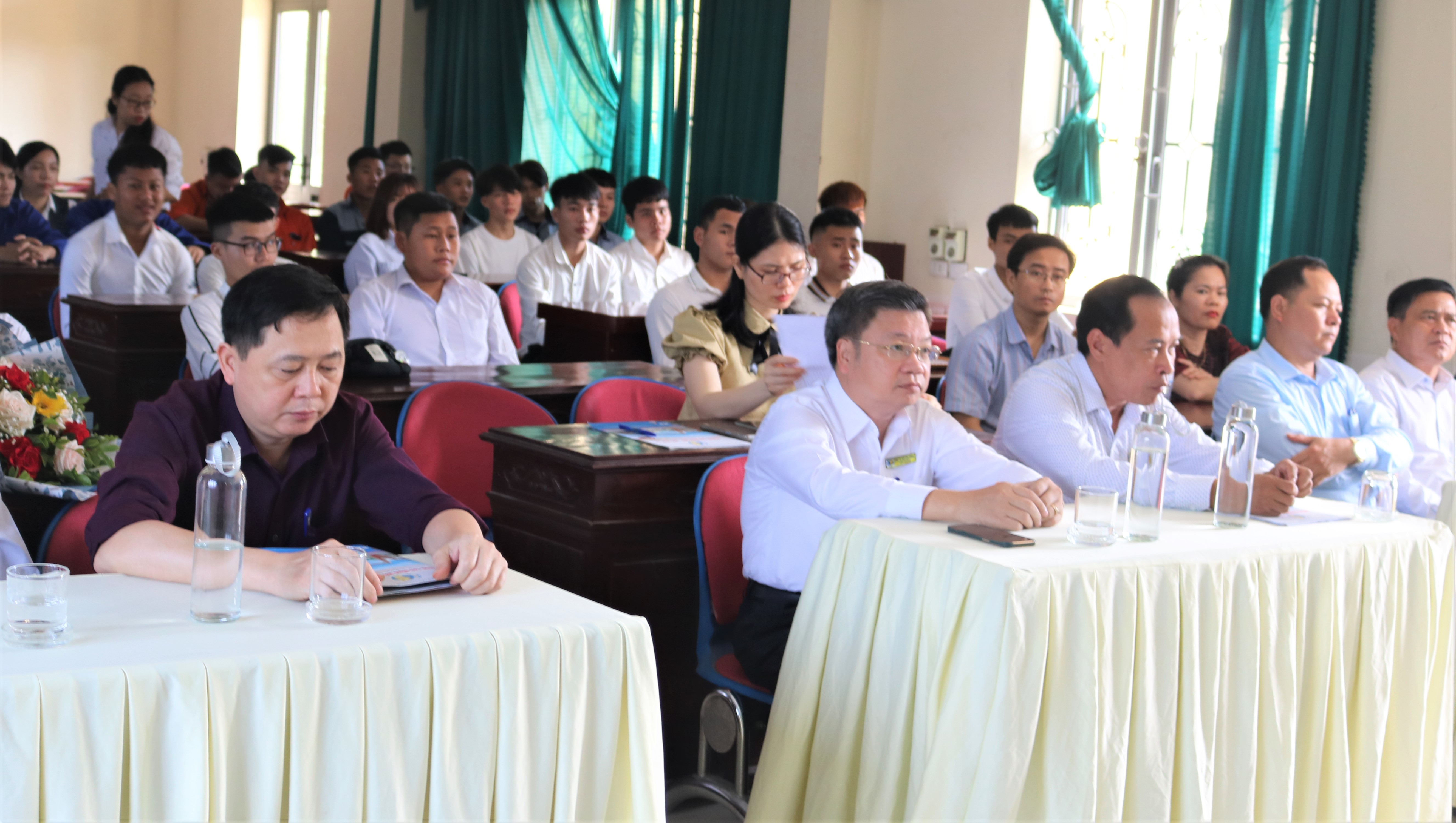 Lễ Bế giảng và trao bằng tốt nghiệp cho các lớp Cao đẳng Xây dựng K12, Trung cấp Vận hành máy thi công nền và Trung cấp Cấp thoát nước K13