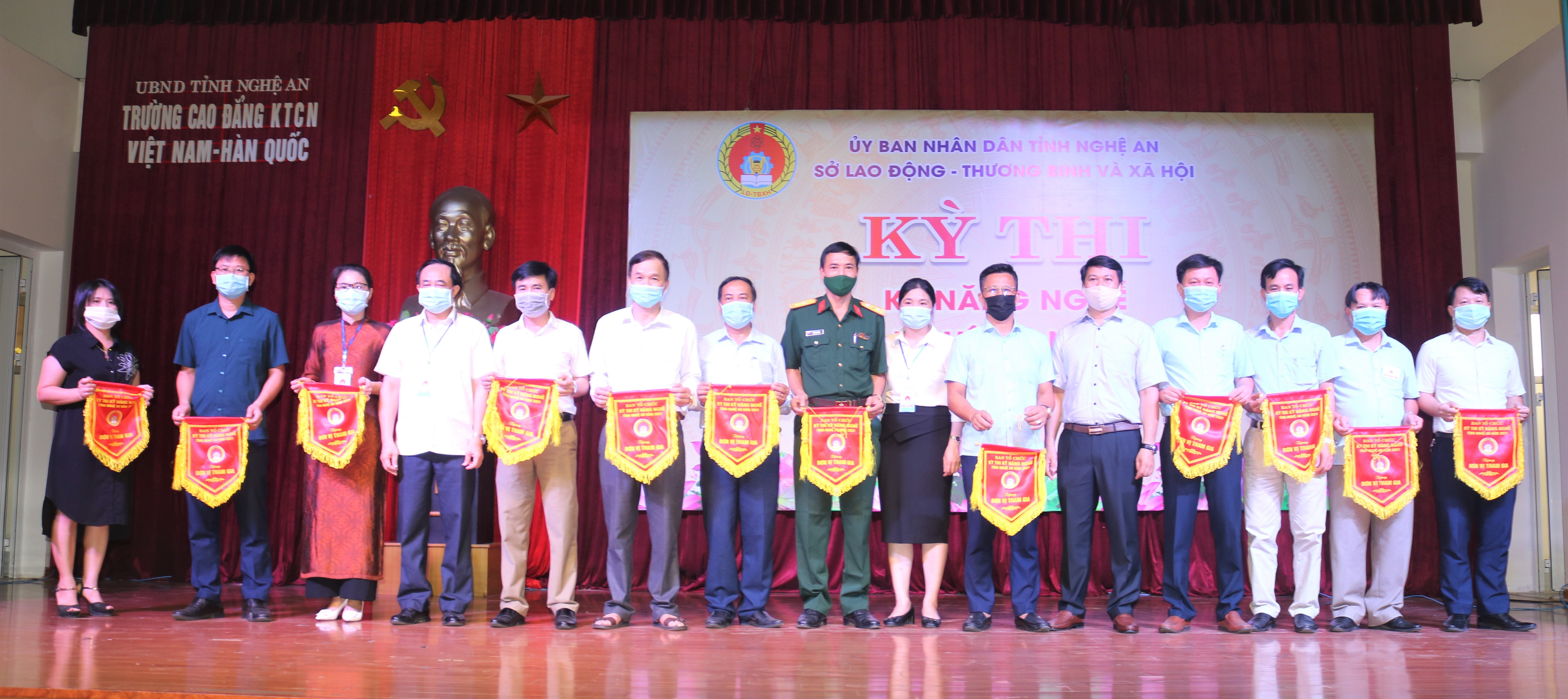 Kỳ thi kỹ năng nghề tỉnh Nghệ An năm 2021 diễn ra từ ngày 24/5 đến 27/5/2021 với 33 thí sinh thuộc 12 Đoàn đăng ký dự thi.
