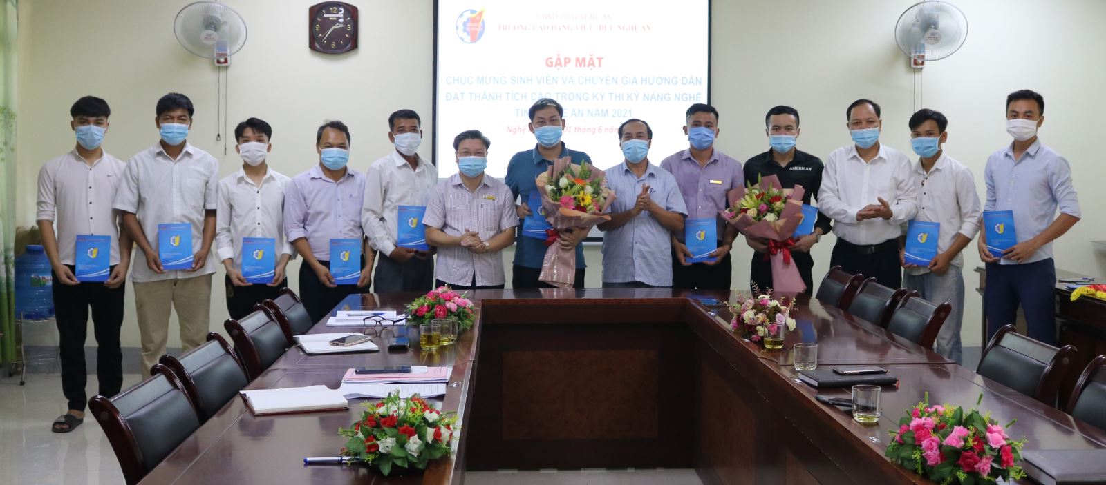 Lễ gặp mặt tuyên dương đoàn sinh viên và chuyên gia hướng dẫn đạt thành tích cao trong Kỳ thi Kỹ năng nghề tỉnh Nghệ An năm 2021