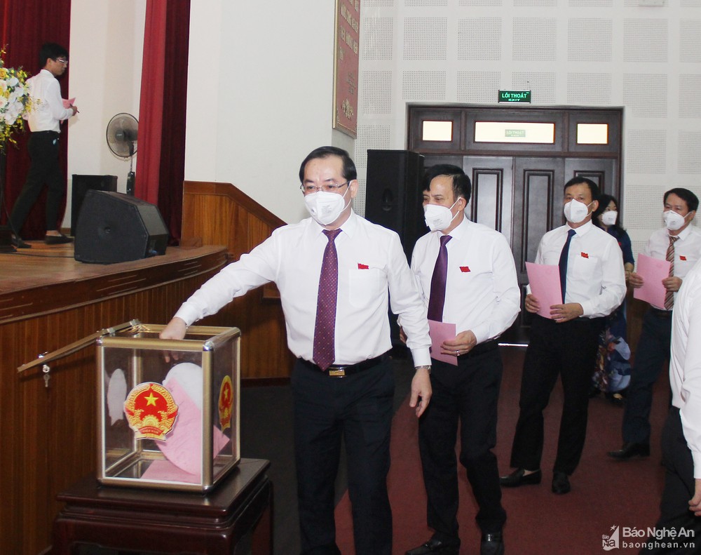 ÔNG PHAN ĐỨC ĐỒNG ĐƯỢC BẦU GIỮ CHỨC CHỦ TỊCH HĐND THÀNH PHỐ VINH
