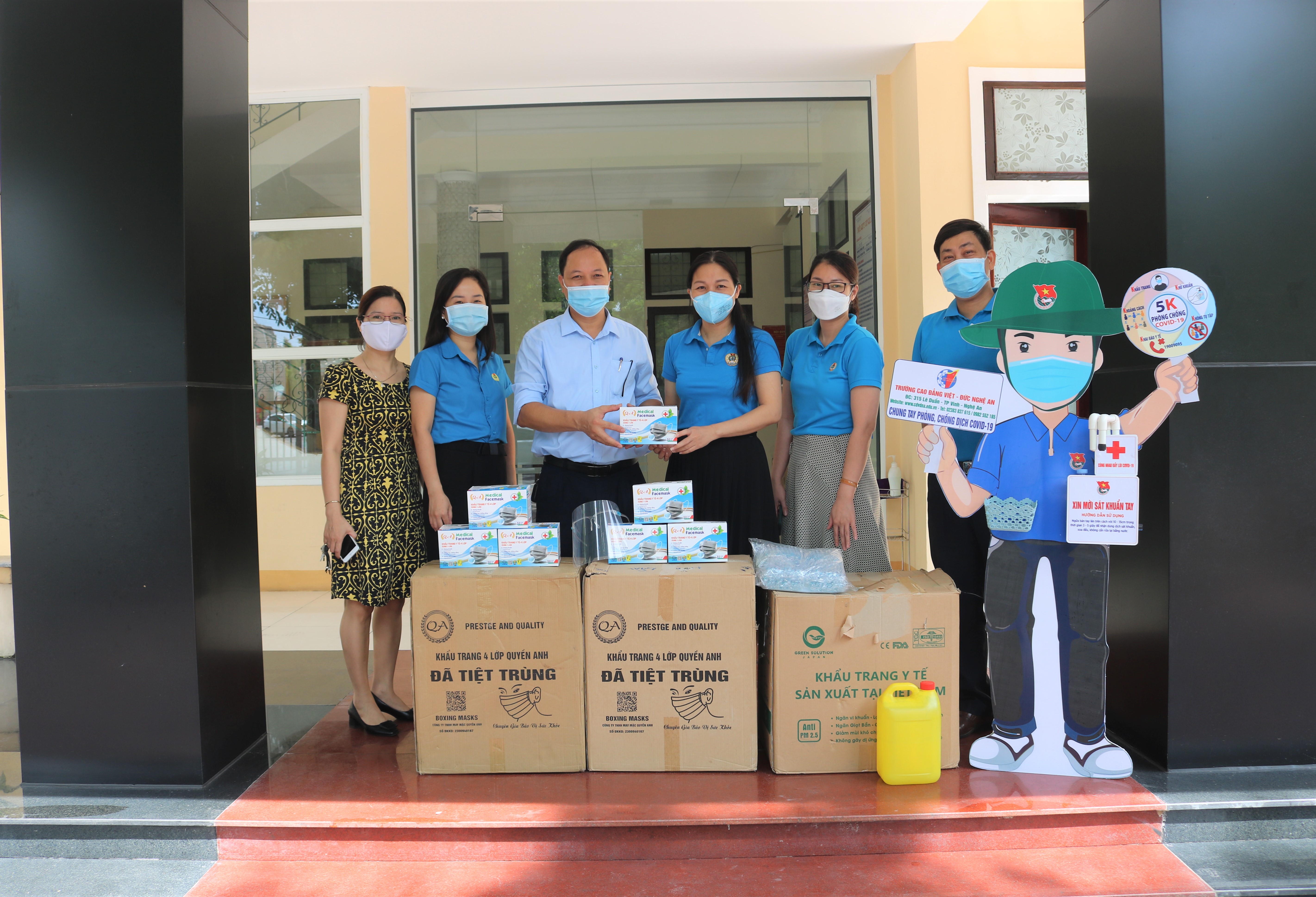 Trường Cao đẳng Việt – Đức Nghệ An ủng hộ nhân dân bản Chăm Puông, xã Lượng Minh, huyện Tương Dương         