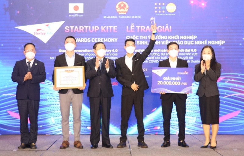 “Gậy thông minh”, vững bước cho người khiếm thị
