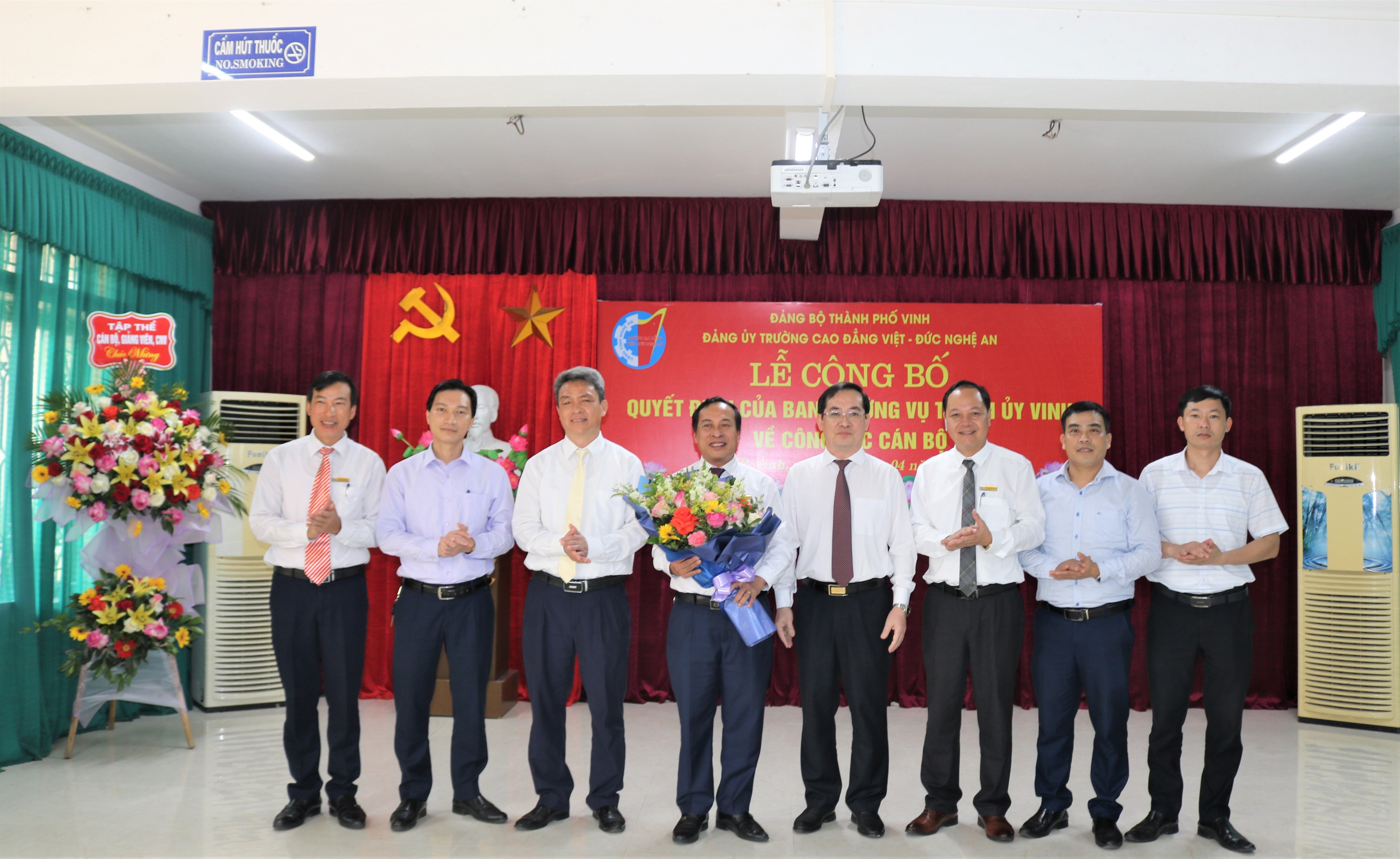  Lễ công bố và trao Quyết định chuẩn y chức danh Bí thư Đảng ủy Trường Cao đẳng Việt – Đức Nghệ An, nhiệm kỳ 2020 – 2025