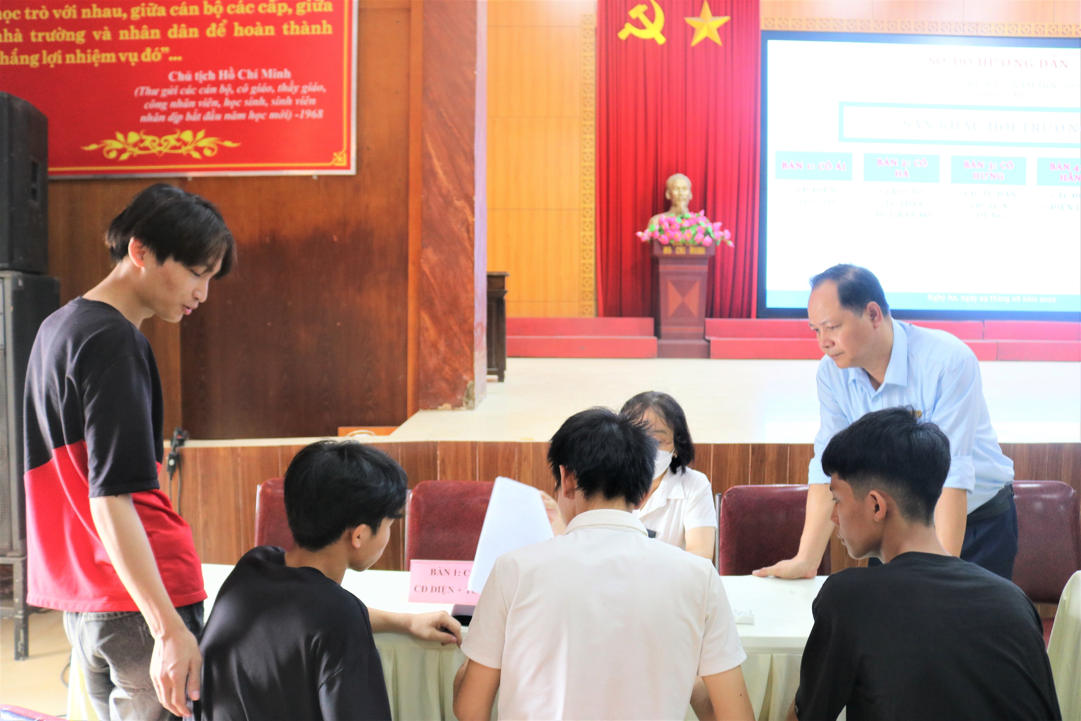 Chi trả chính sách nội trú Học kỳ 2, năm học 2021 – 2022 cho học sinh, sinh viên Trường Cao đẳng Việt - Đức Nghệ An