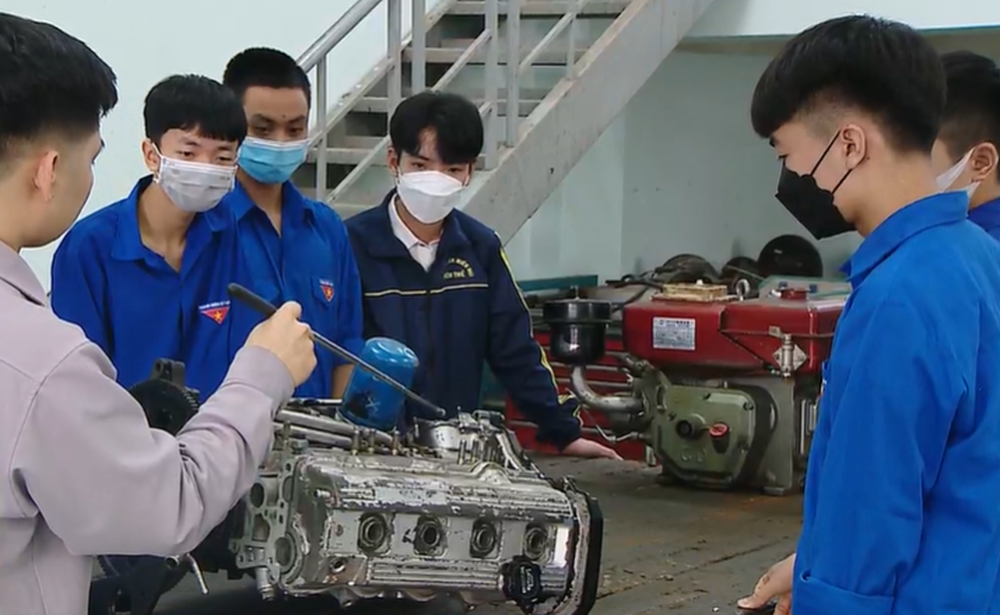 Nghịch lý trường nghề: Lương ra trường cao hơn cả... cử nhân nhưng vẫn 