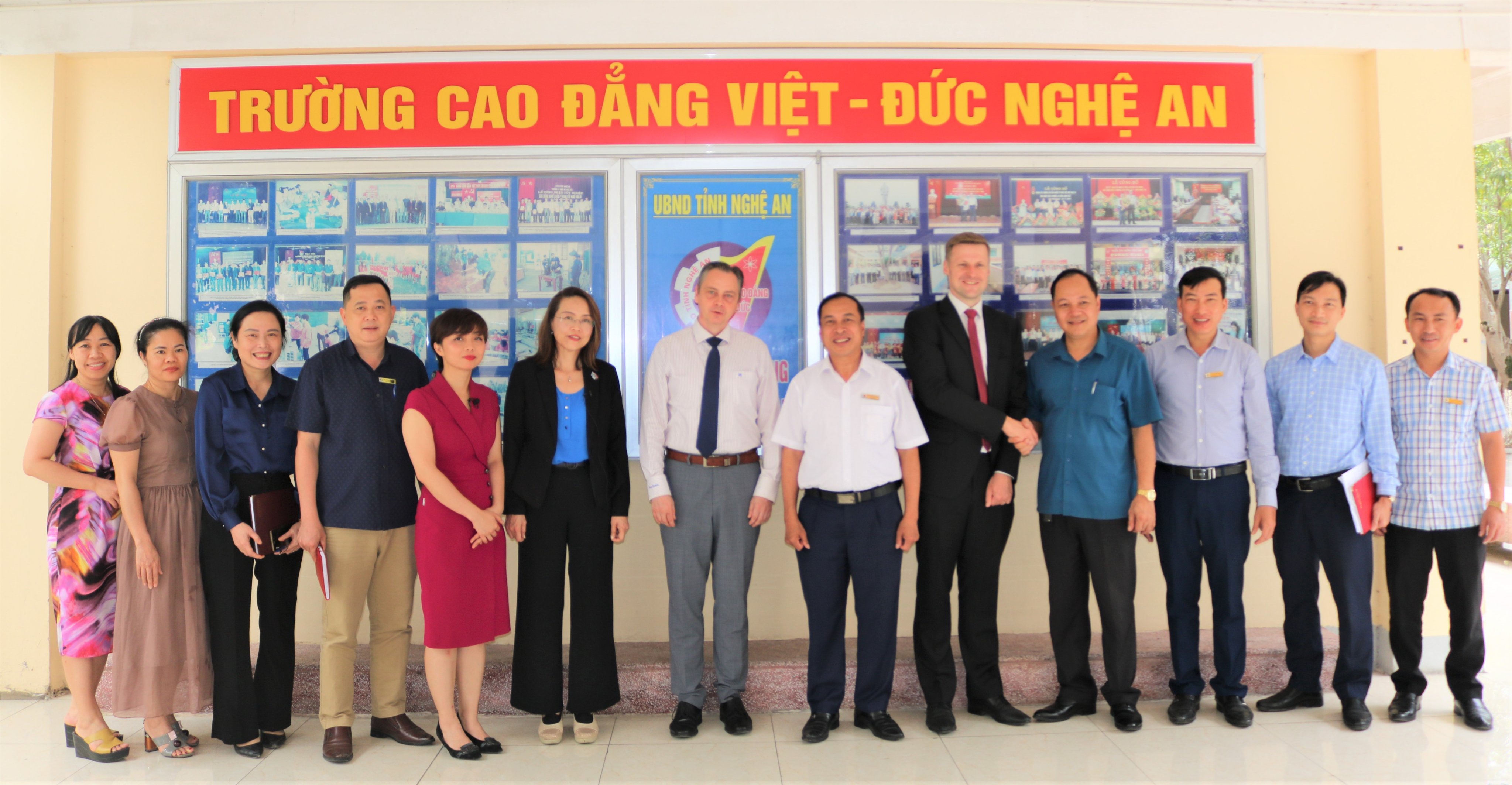 Trường Cao đẳng Việt – Đức Nghệ An làm việc với Đoàn công tác của phòng Công nghiệp và Thương mại Đức
