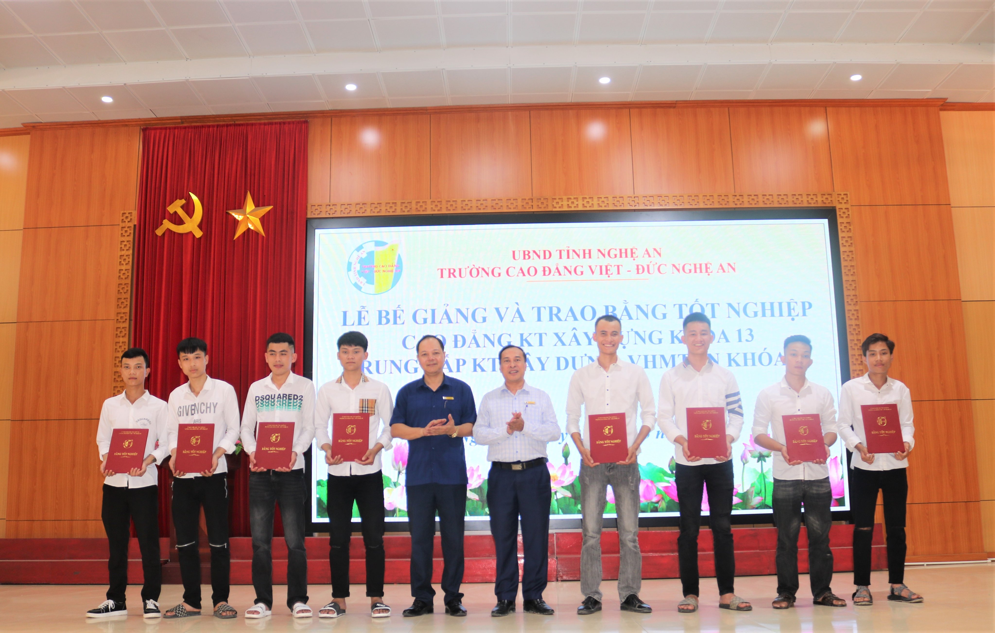  Lễ bế giảng và trao bằng tốt nghiệp cho sinh viên Cao đẳng Kỹ thuật Xây dựng Khóa 13 và Trung cấp Kỹ thuật Xây dựng, Vận hành máy Thi công nền Khóa 14