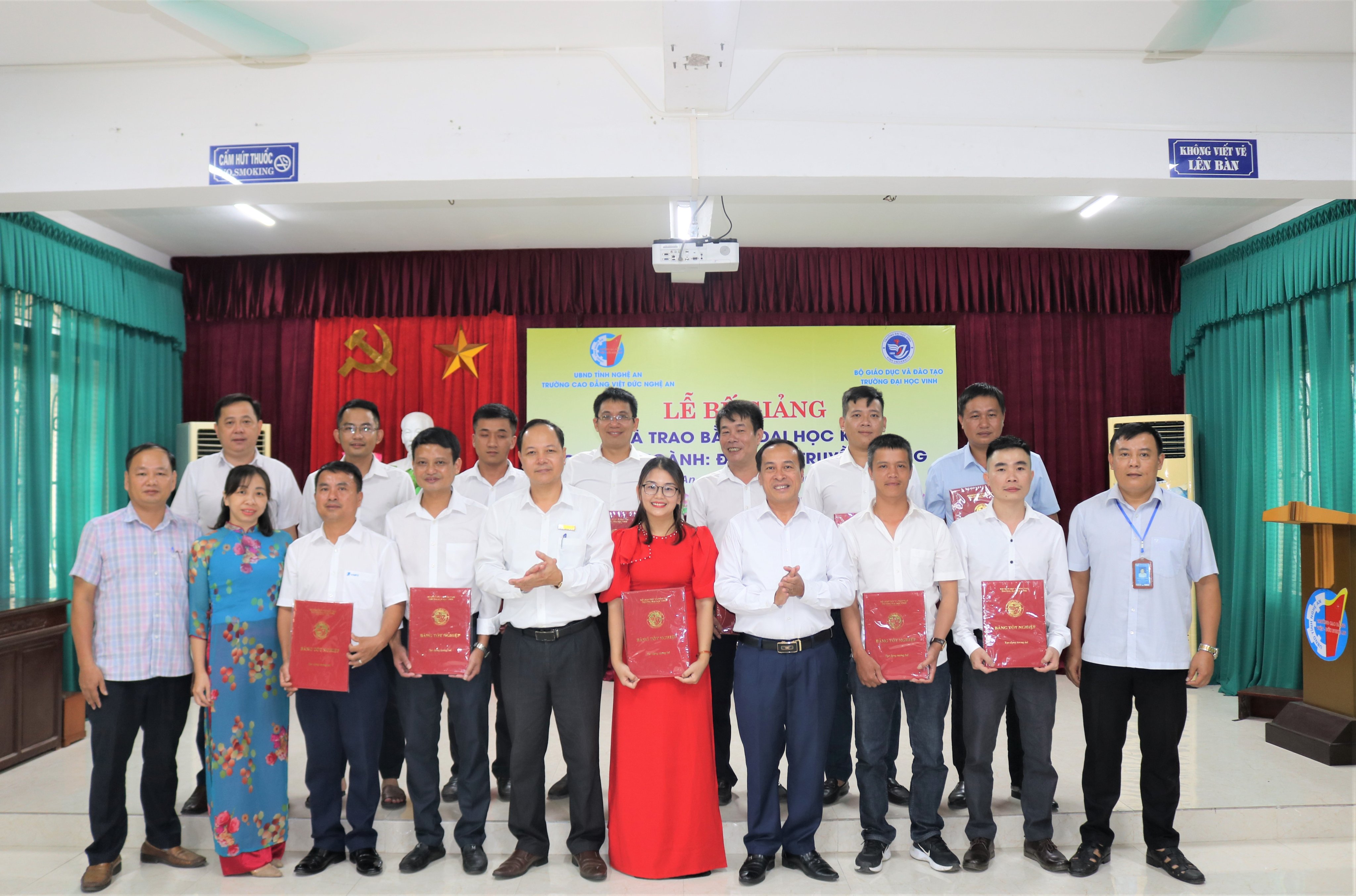 Lễ Bế giảng và trao bằng tốt nghiệp Đại học Khóa 60 chuyên ngành Điện tử - Truyền thông