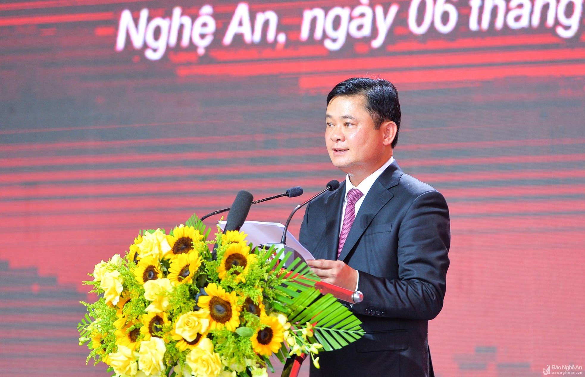 Học tập tấm gương đạo đức sáng ngời, kế tục xứng đáng sự nghiệp vẻ vang của Tổng Bí thư Lê Hồng Phong
