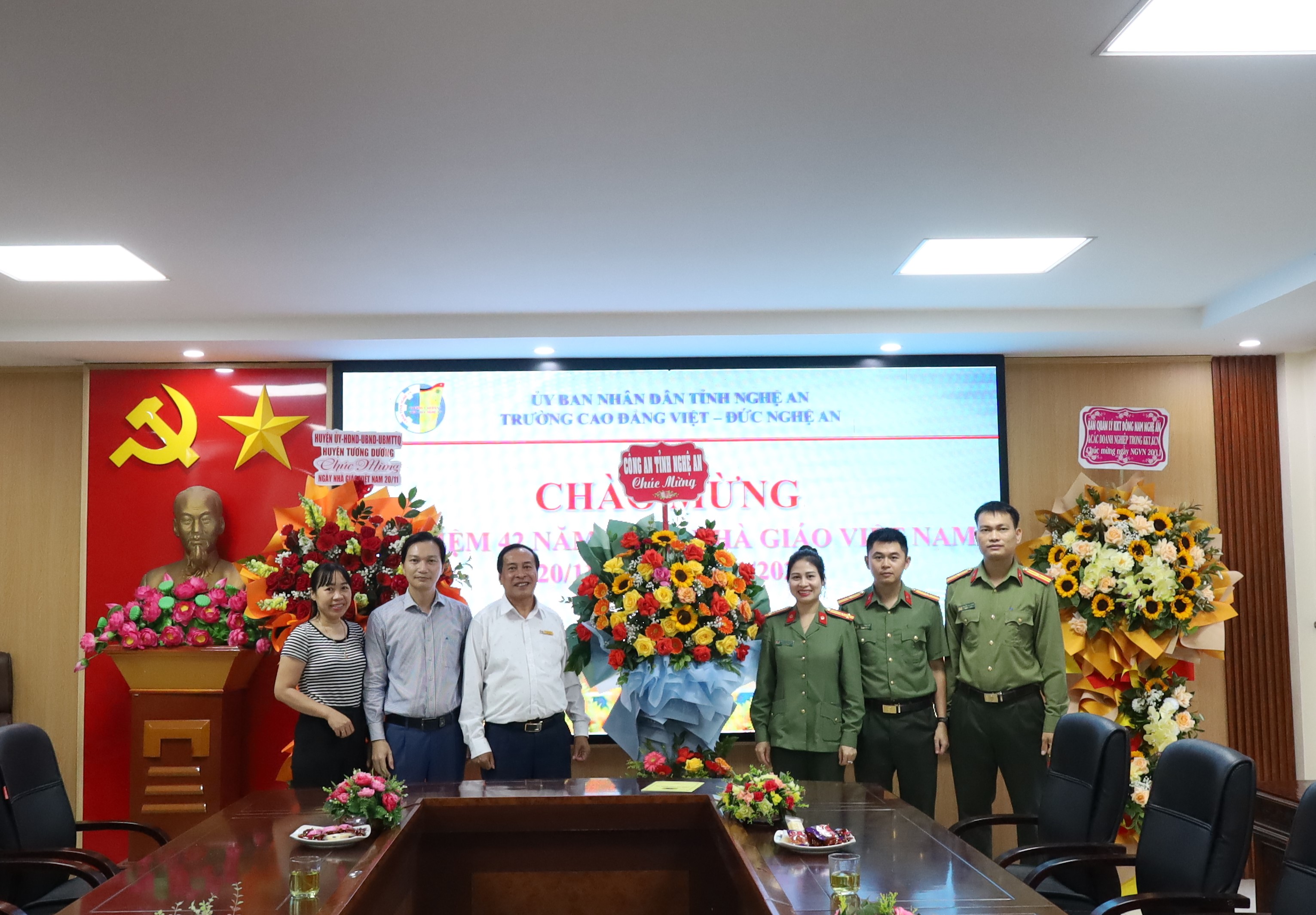 Thầy vẫn đứng bên sân trường năm ấy!