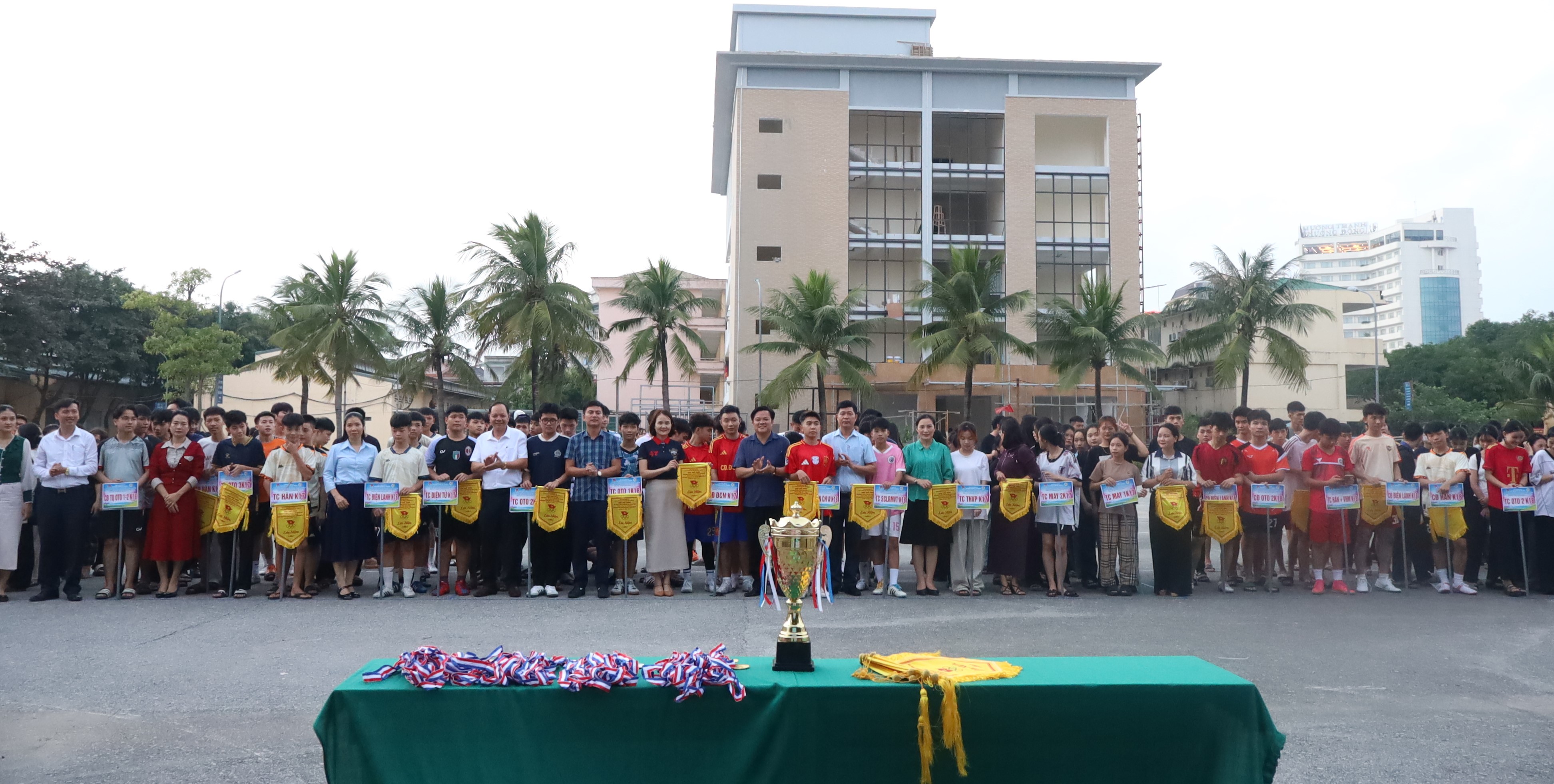 Sôi nổi Giải Thể thao chào mừng Ngày Nhà giáo Việt Nam 20/11 do Đoàn Thanh niên Trường Cao đẳng Việt – Đức Nghệ An tổ chức