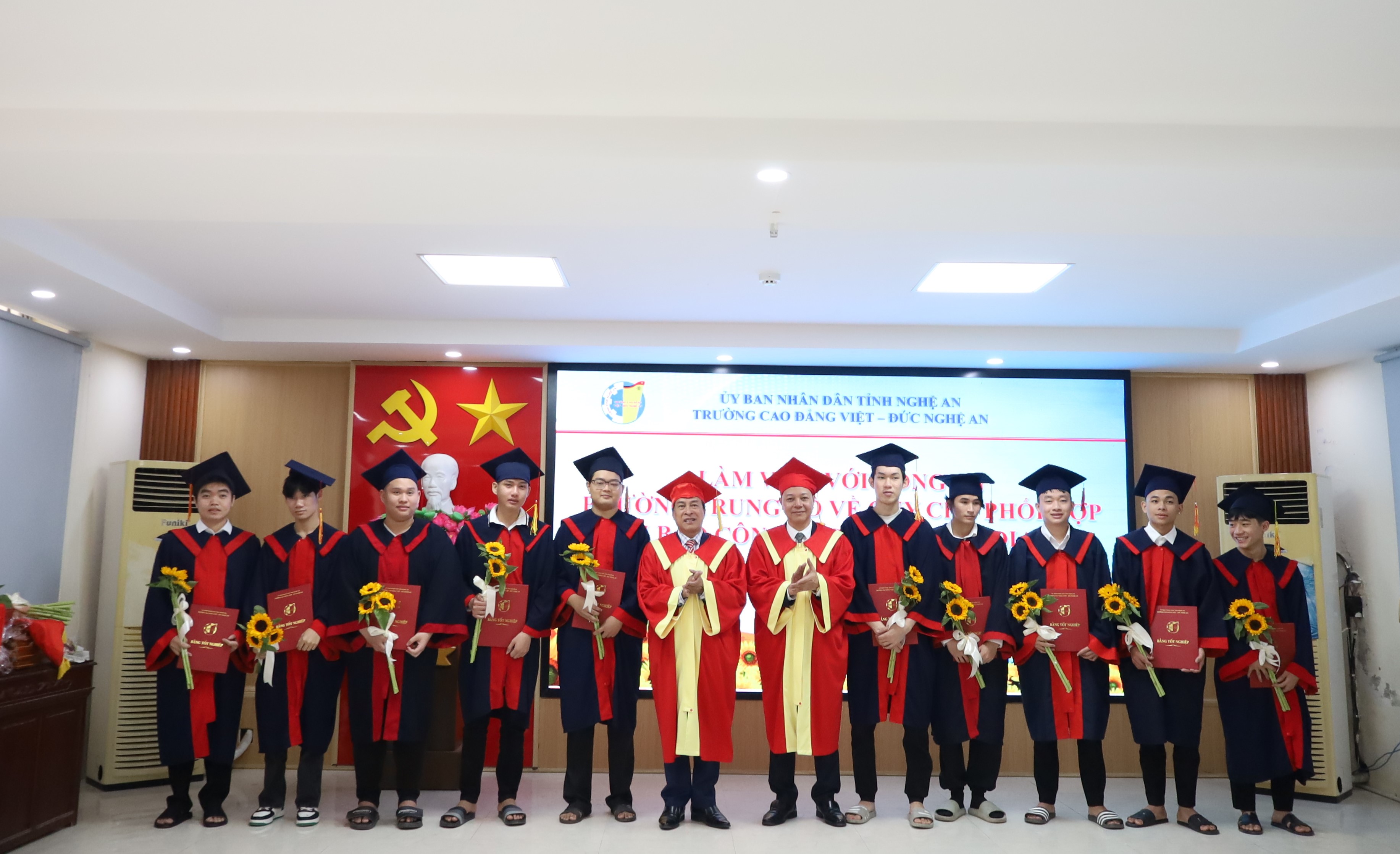 Long trọng tổ chức Lễ Bế giảng và trao Bằng tốt nghiệp cho học sinh Trung cấp khóa 16 và sinh viên Cao đẳng liên thông K4