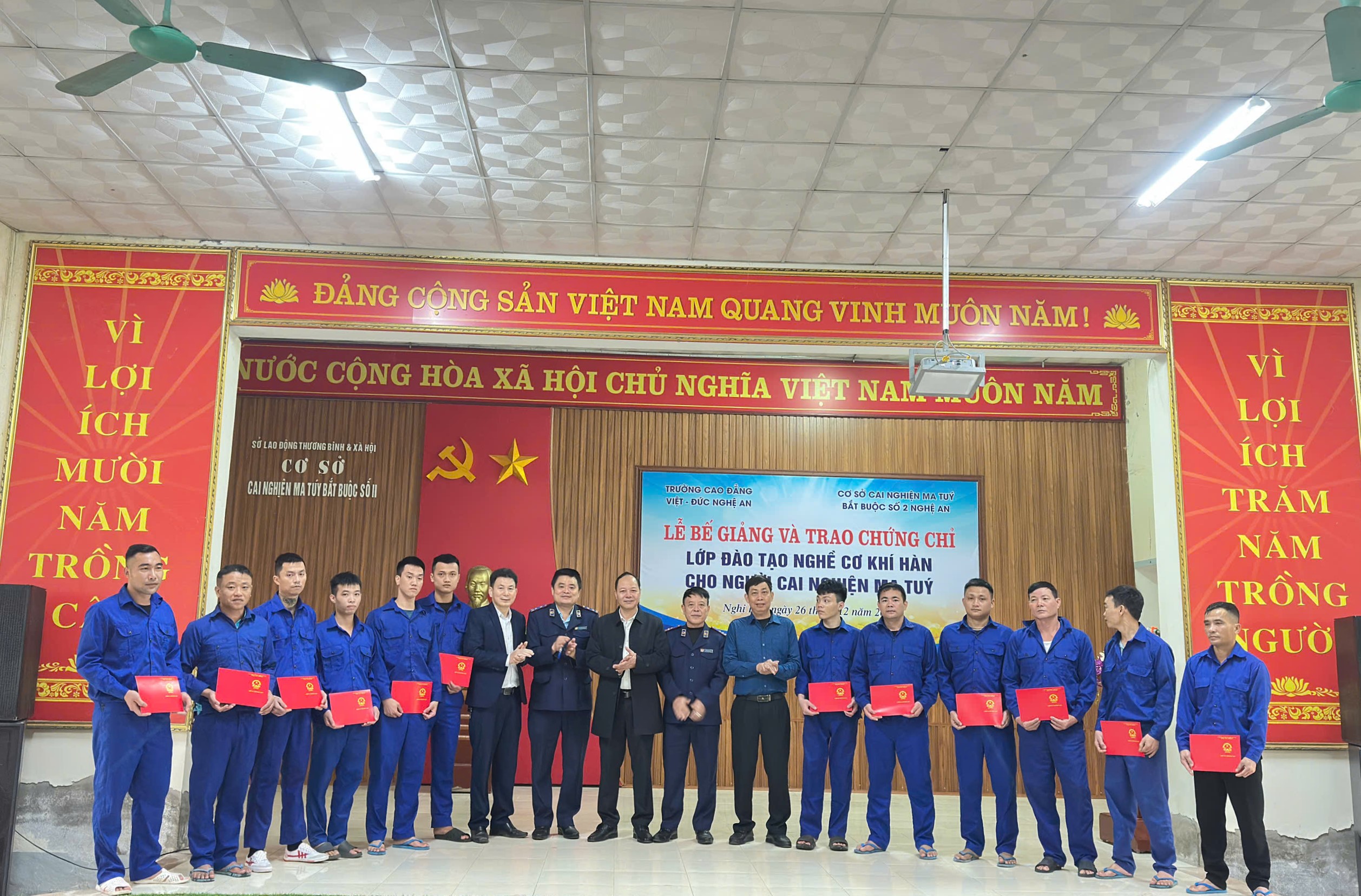 Trường Cao đẳng Việt – Đức Nghệ An tổ chức Lễ Bế giảng và trao Chứng chỉ Đào tạo nghề Cơ khí Hàn cho học viên cai nghiện Ma túy
