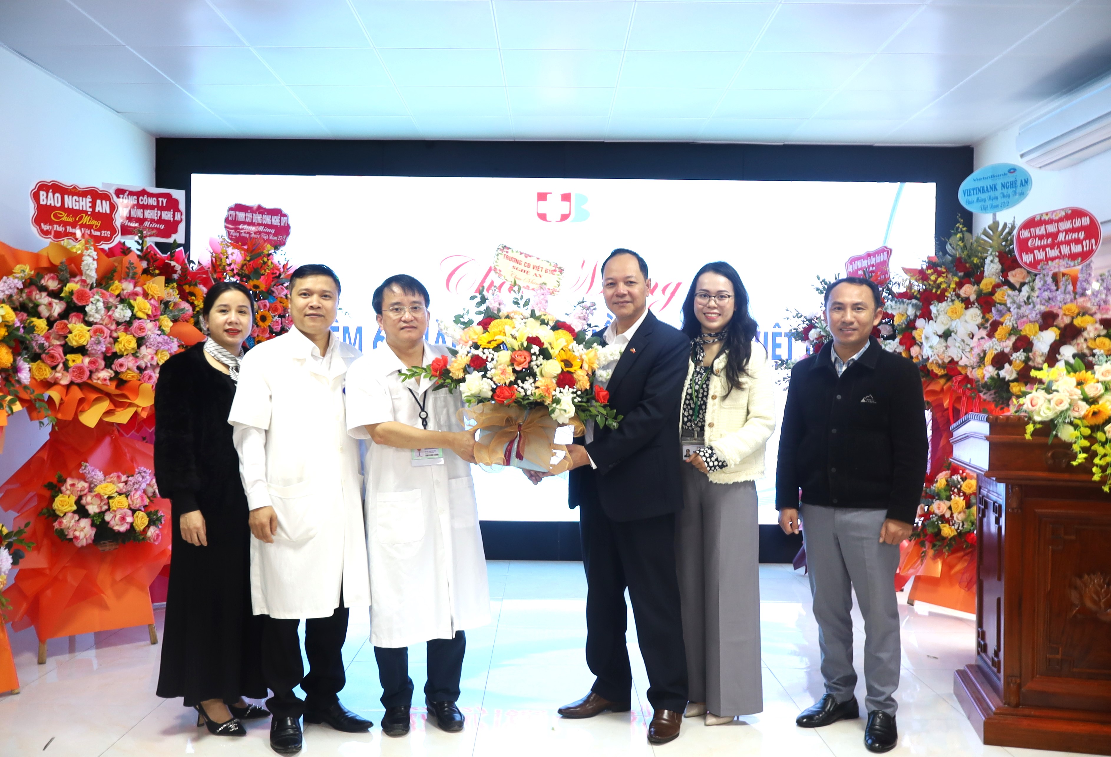 Trường Cao đẳng Việt – Đức Nghệ An thăm và chúc mừng các cơ sở Y tế nhân dịp kỷ niệm 69 năm Ngày Thầy thuốc Việt Nam 27/02