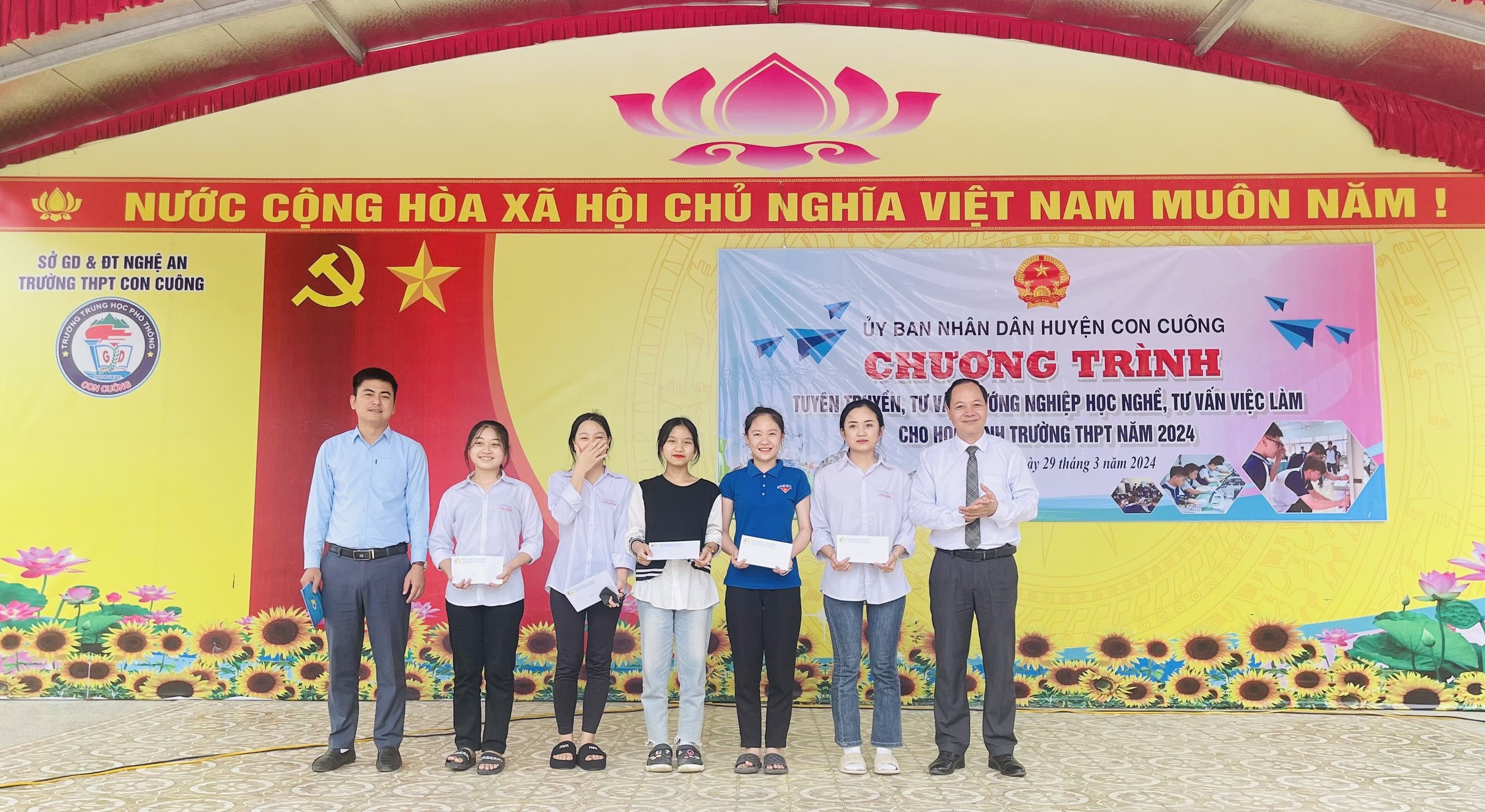 Trường Cao đẳng Việt – Đức Nghệ An tư vấn học nghề, hướng nghiệp cho học sinh Trung học phổ thông huyện Con Cuông