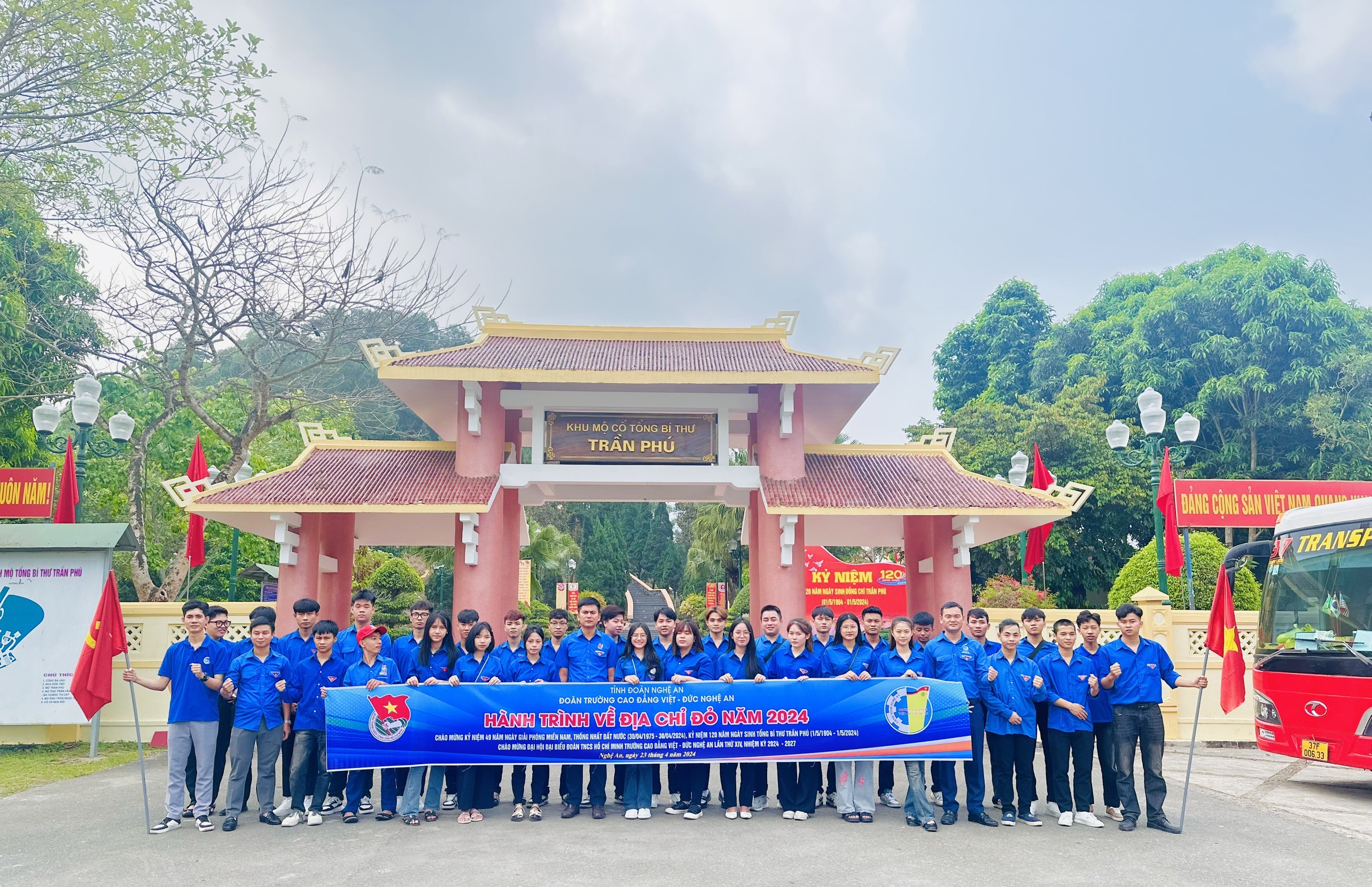 “Hành trình Tuổi trẻ về với các địa chỉ đỏ” của Đoàn Thanh niên Trường Cao đẳng Việt – Đức Nghệ An