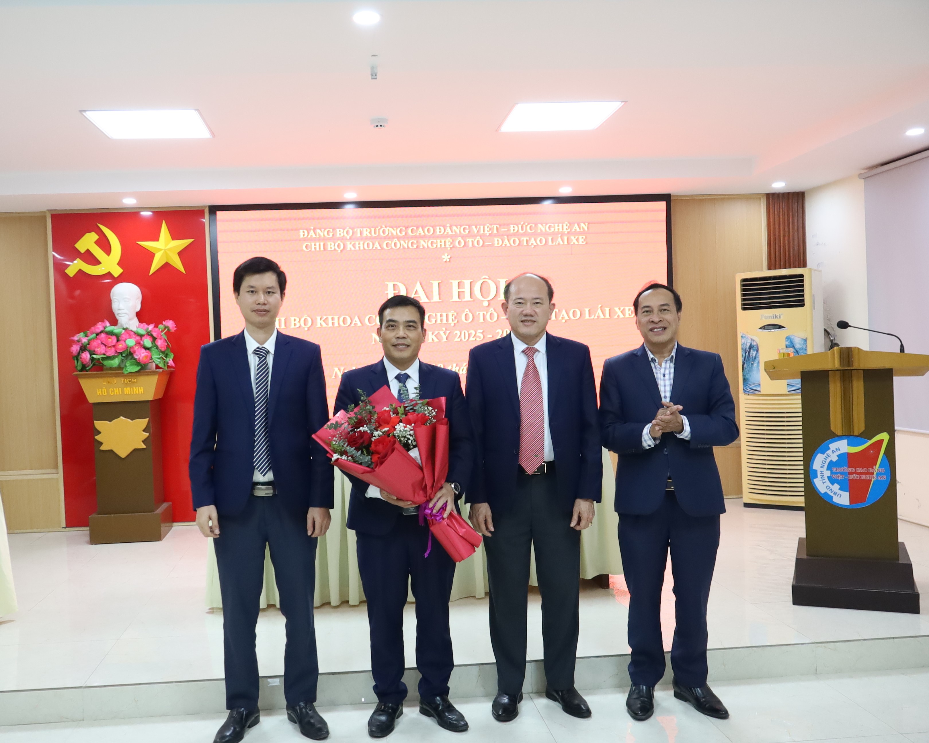 Chi bộ Khoa Công nghệ ô tô – Đào tạo lái xe mở đầu Đại hội các chi bộ trực thuộc Đảng bộ Trường Cao đẳng Việt – Đức Nghệ An, nhiệm kỳ 2025 – 2027