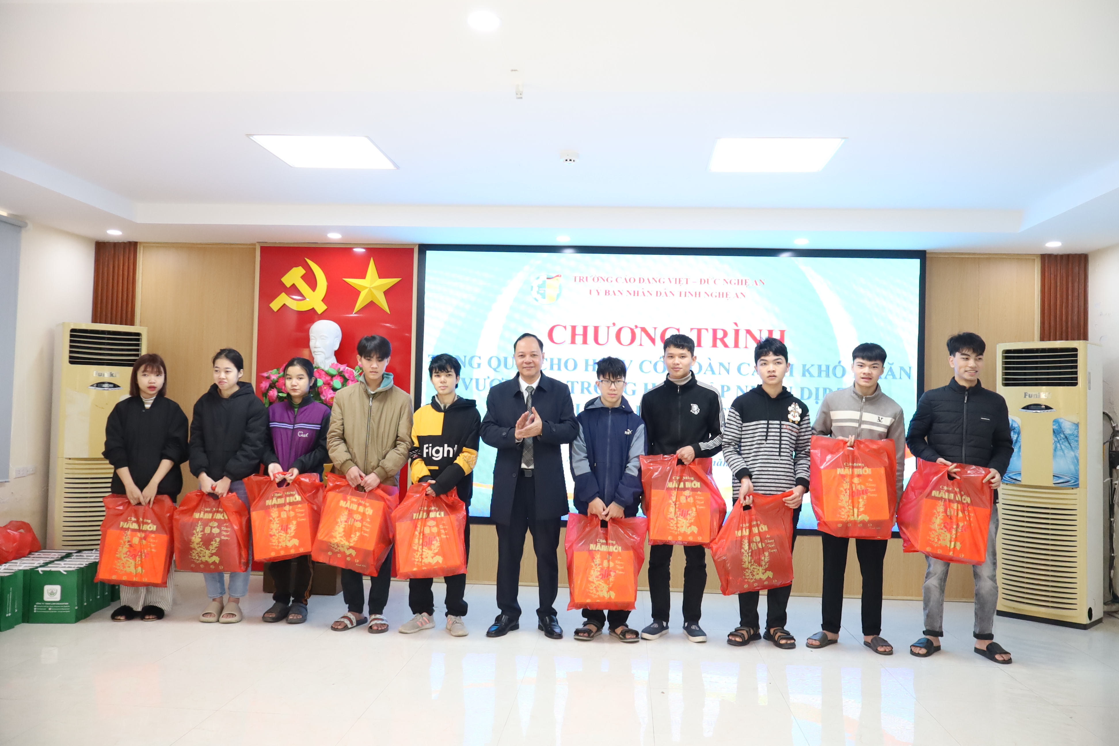 Trường Cao đẳng Việt – Đức Nghệ An tổ chức Chương trình tặng quà và chi trả chế độ chính sách nội trú cho học sinh, sinh viên có hoàn cảnh khó khăn nhân dịp Tết Nguyên đán Ất Tỵ 2025