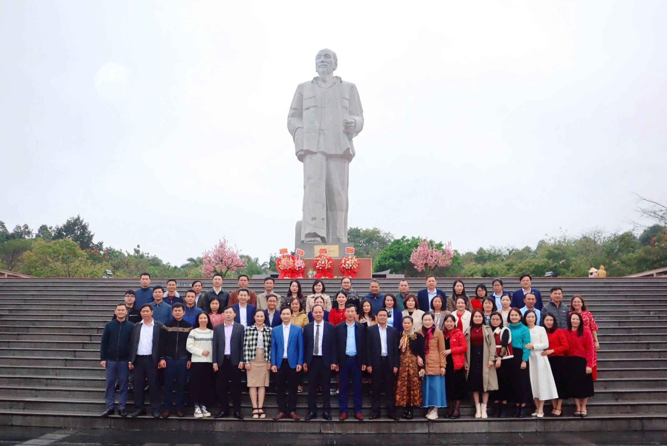 Trường Cao đẳng Việt – Đức Nghệ An tổ chức gặp mặt đầu xuân Ất Tỵ 2025 và dâng hoa, báo công với Bác